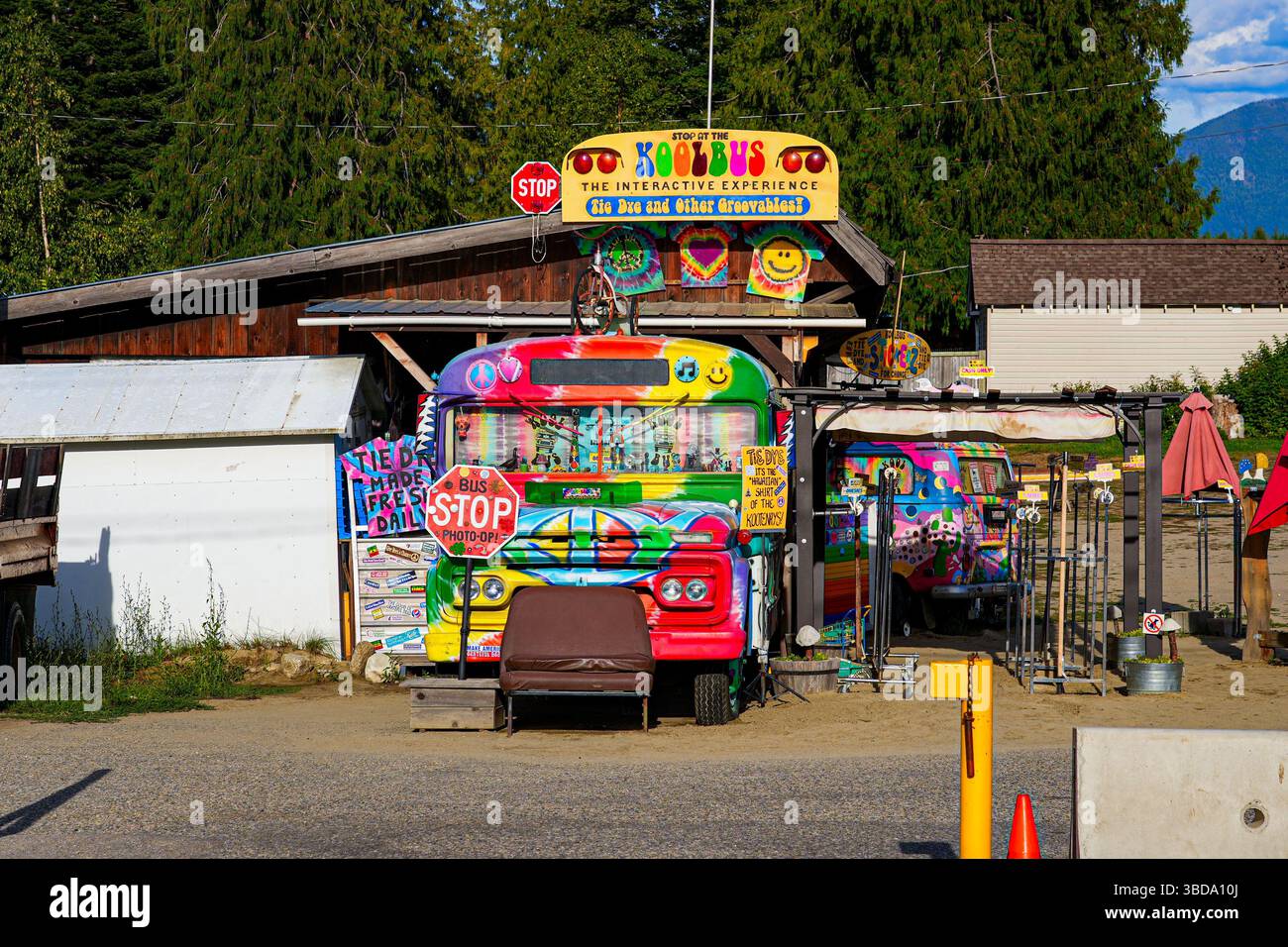 Autobus hippie Koolbus presso il terminal Balfour del traghetto per il lago Kootenay nella Columbia Britannica, Canada Foto Stock