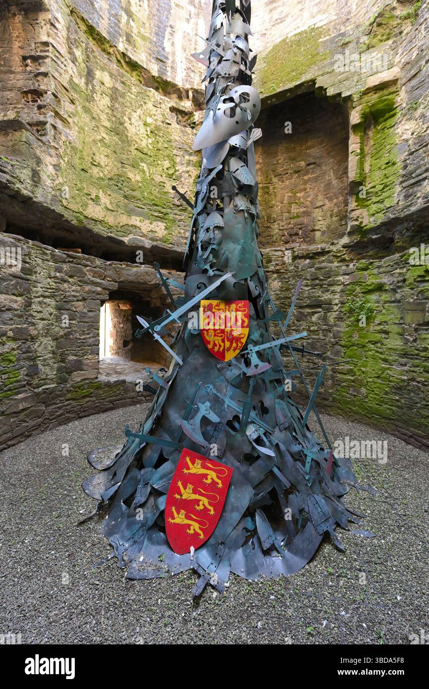Installazione artistica di scudi e spada al castello di Conwy, Galles Foto Stock