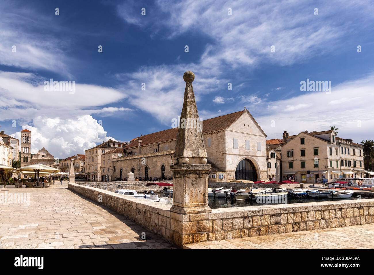 Arsenale di Hvar, Piazza Santo Stefano e porto/porto turistico di Hvar, Hvar, Croazia, Europa Foto Stock