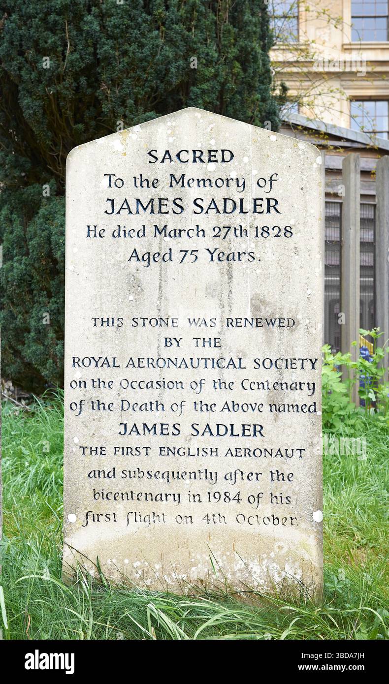 Tomba di James Sadler, il primo aeronauta inglese, nel terreno di sepoltura di r St Peter nella chiesa est di St Edmund (Teddy) Hall College, Oxford. Foto Stock