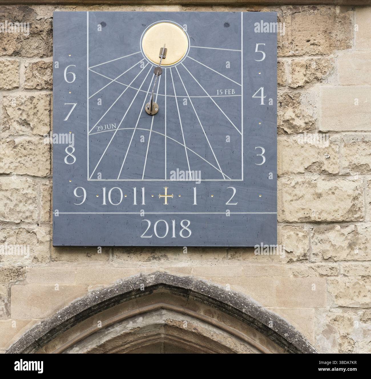 Sundial sulla ex chiesa di San Pietro nell'East christian, ora biblioteca del college presso St Edmund (Teddy) Hall College, Università di Oxford, Inghilterra. Foto Stock