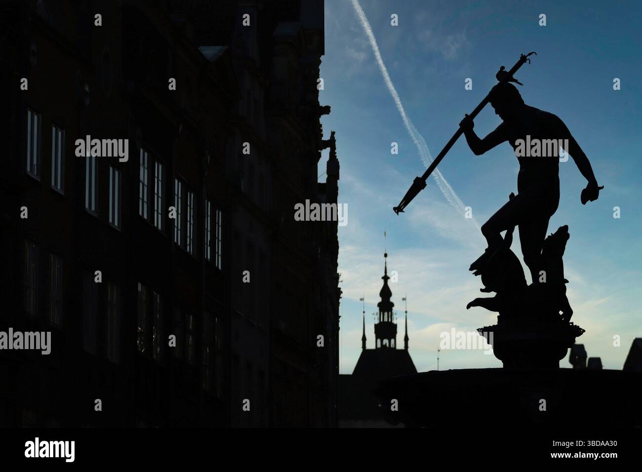 La silhouette di Nettuno: Un'icona senza tempo contro il cielo di Danzica Foto Stock