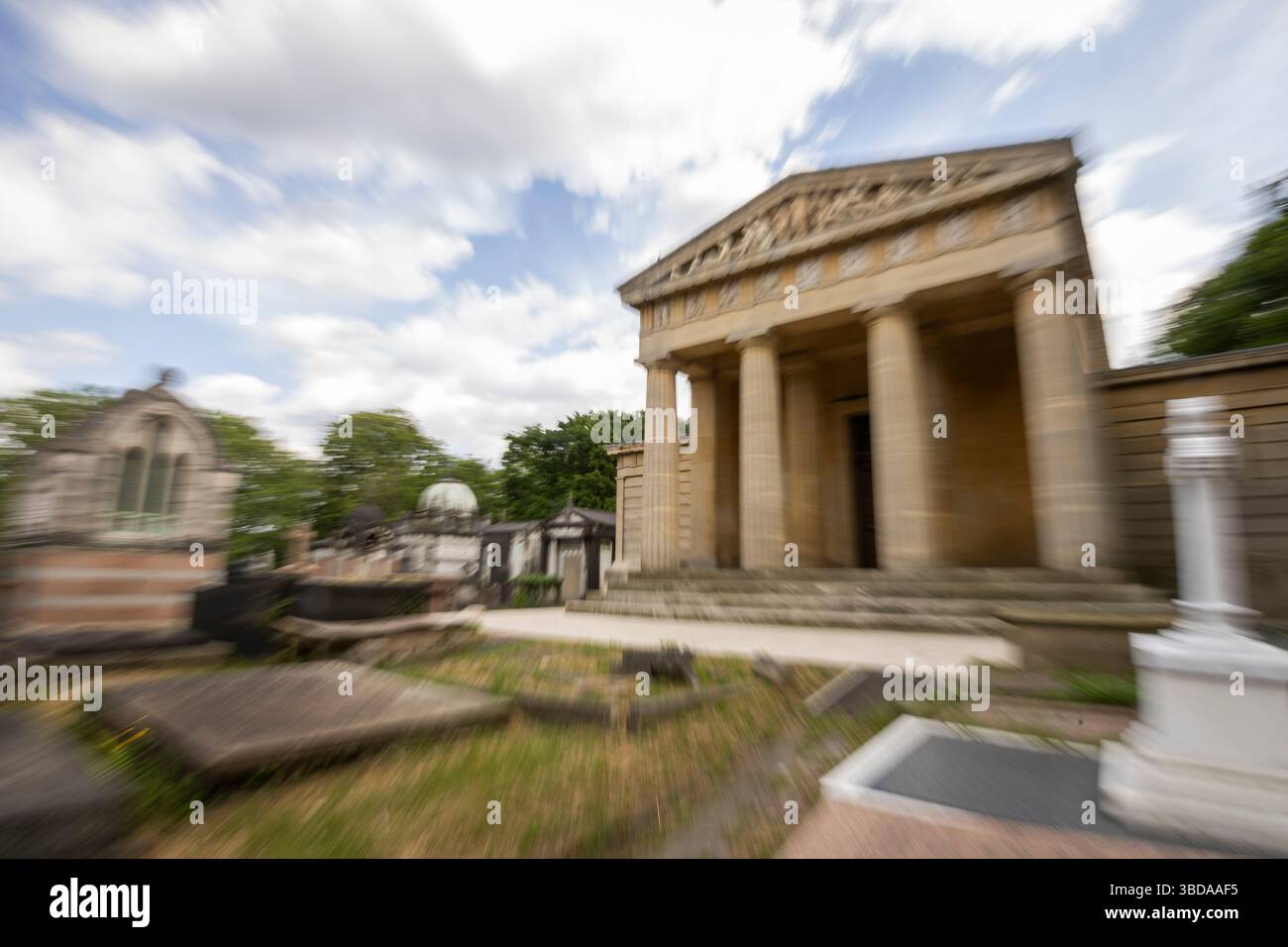 LONDRA, INGHILTERRA - 23 maggio 2025. (NOTA PER I REDATTORI - Focus Pull) a seguito di un progetto di restauro di sei anni finanziato dal National Lottery Heritage Fund, la Cappella di Santo Stefano nel cimitero greco di West Norwood è finalmente completa. Dopo anni di chiusura a causa di cedimenti e danni interni all'acqua, la cappella di Santo Stefano a West Norwood è ora completamente restaurata. La Cappella di Santo Stefano si trova nel cimitero ellenico di West Norwood. Credito fotografico: SMP News. Credito: SMPNEWS/Alamy Live News Foto Stock