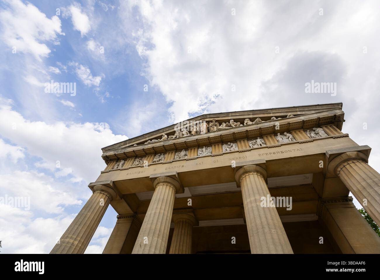 LONDRA, INGHILTERRA - 23 maggio 2025. A seguito di un progetto di restauro della durata di sei anni finanziato dal National Lottery Heritage Fund, la Cappella di Santo Stefano nel cimitero greco di West Norwood è finalmente completata. Dopo anni di chiusura a causa di cedimenti e danni interni all'acqua, la cappella di Santo Stefano a West Norwood è ora completamente restaurata. La Cappella di Santo Stefano si trova nel cimitero ellenico di West Norwood. Credito fotografico: SMP News. Credito: SMPNEWS/Alamy Live News Foto Stock