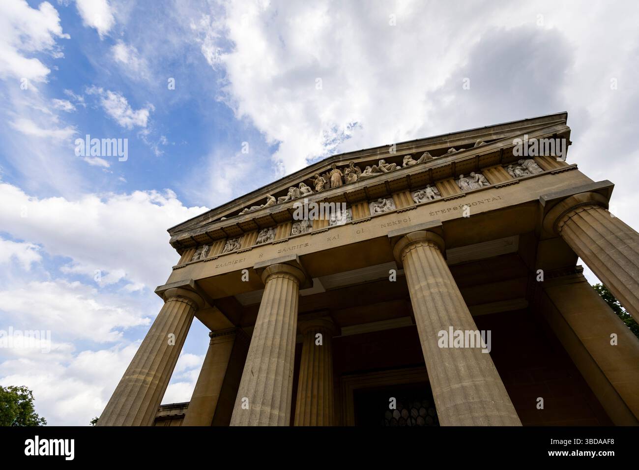 LONDRA, INGHILTERRA - 23 maggio 2025. A seguito di un progetto di restauro della durata di sei anni finanziato dal National Lottery Heritage Fund, la Cappella di Santo Stefano nel cimitero greco di West Norwood è finalmente completata. Dopo anni di chiusura a causa di cedimenti e danni interni all'acqua, la cappella di Santo Stefano a West Norwood è ora completamente restaurata. La Cappella di Santo Stefano si trova nel cimitero ellenico di West Norwood. Credito fotografico: SMP News. Credito: SMPNEWS/Alamy Live News Foto Stock