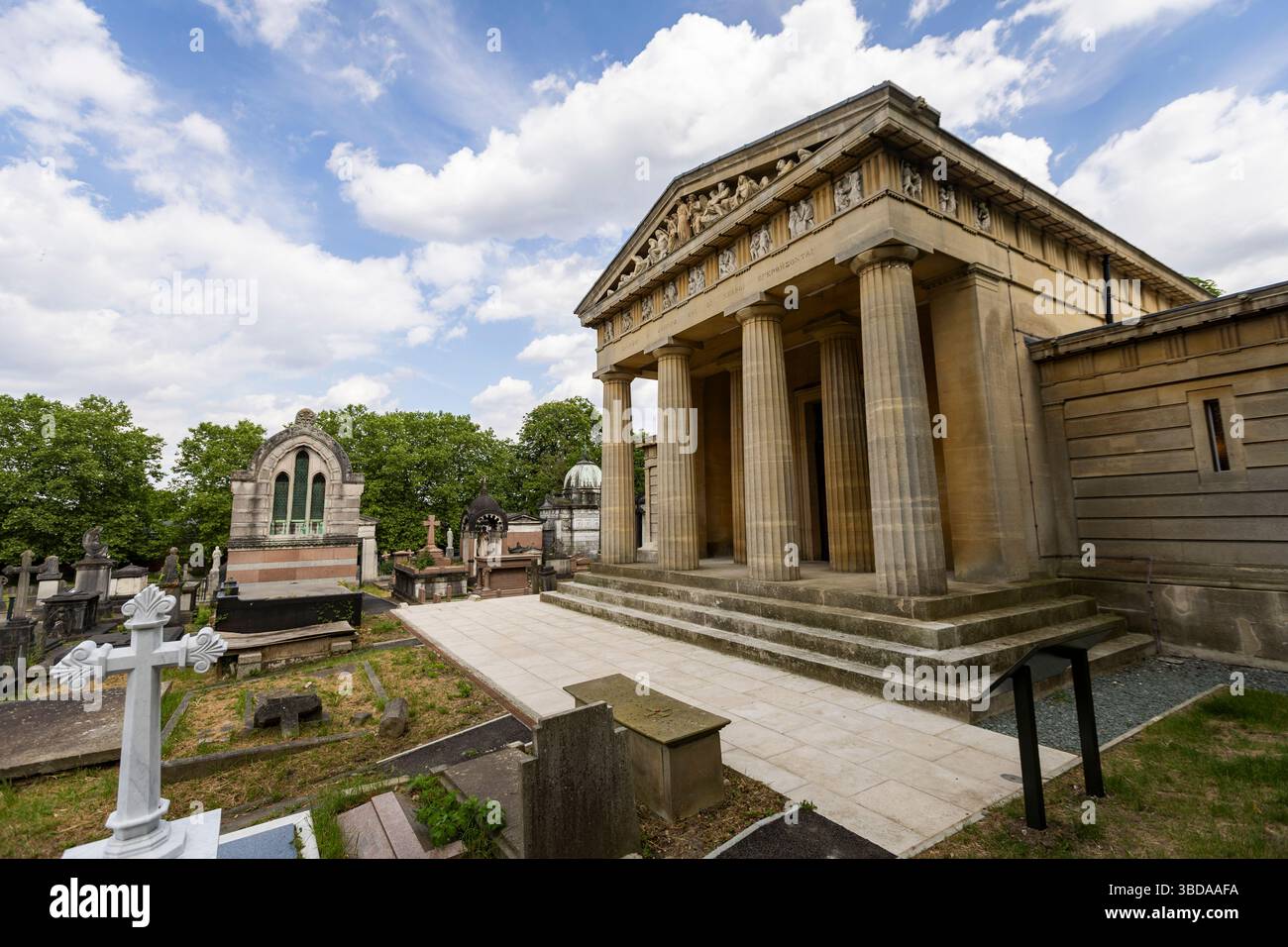 LONDRA, INGHILTERRA - 23 maggio 2025. A seguito di un progetto di restauro della durata di sei anni finanziato dal National Lottery Heritage Fund, la Cappella di Santo Stefano nel cimitero greco di West Norwood è finalmente completata. Dopo anni di chiusura a causa di cedimenti e danni interni all'acqua, la cappella di Santo Stefano a West Norwood è ora completamente restaurata. La Cappella di Santo Stefano si trova nel cimitero ellenico di West Norwood. Credito fotografico: SMP News. Credito: SMPNEWS/Alamy Live News Foto Stock