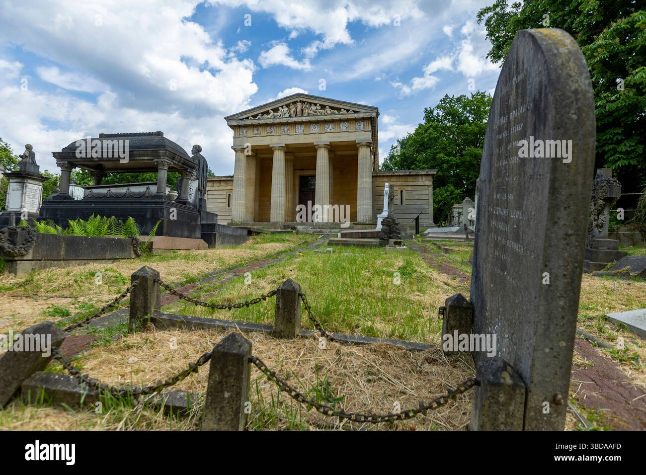 LONDRA, INGHILTERRA - 23 maggio 2025. A seguito di un progetto di restauro della durata di sei anni finanziato dal National Lottery Heritage Fund, la Cappella di Santo Stefano nel cimitero greco di West Norwood è finalmente completata. Dopo anni di chiusura a causa di cedimenti e danni interni all'acqua, la cappella di Santo Stefano a West Norwood è ora completamente restaurata. La Cappella di Santo Stefano si trova nel cimitero ellenico di West Norwood. Credito fotografico: SMP News. Credito: SMPNEWS/Alamy Live News Foto Stock