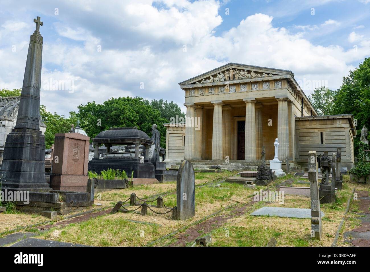 LONDRA, INGHILTERRA - 23 maggio 2025. A seguito di un progetto di restauro della durata di sei anni finanziato dal National Lottery Heritage Fund, la Cappella di Santo Stefano nel cimitero greco di West Norwood è finalmente completata. Dopo anni di chiusura a causa di cedimenti e danni interni all'acqua, la cappella di Santo Stefano a West Norwood è ora completamente restaurata. La Cappella di Santo Stefano si trova nel cimitero ellenico di West Norwood. Credito fotografico: SMP News. Credito: SMPNEWS/Alamy Live News Foto Stock