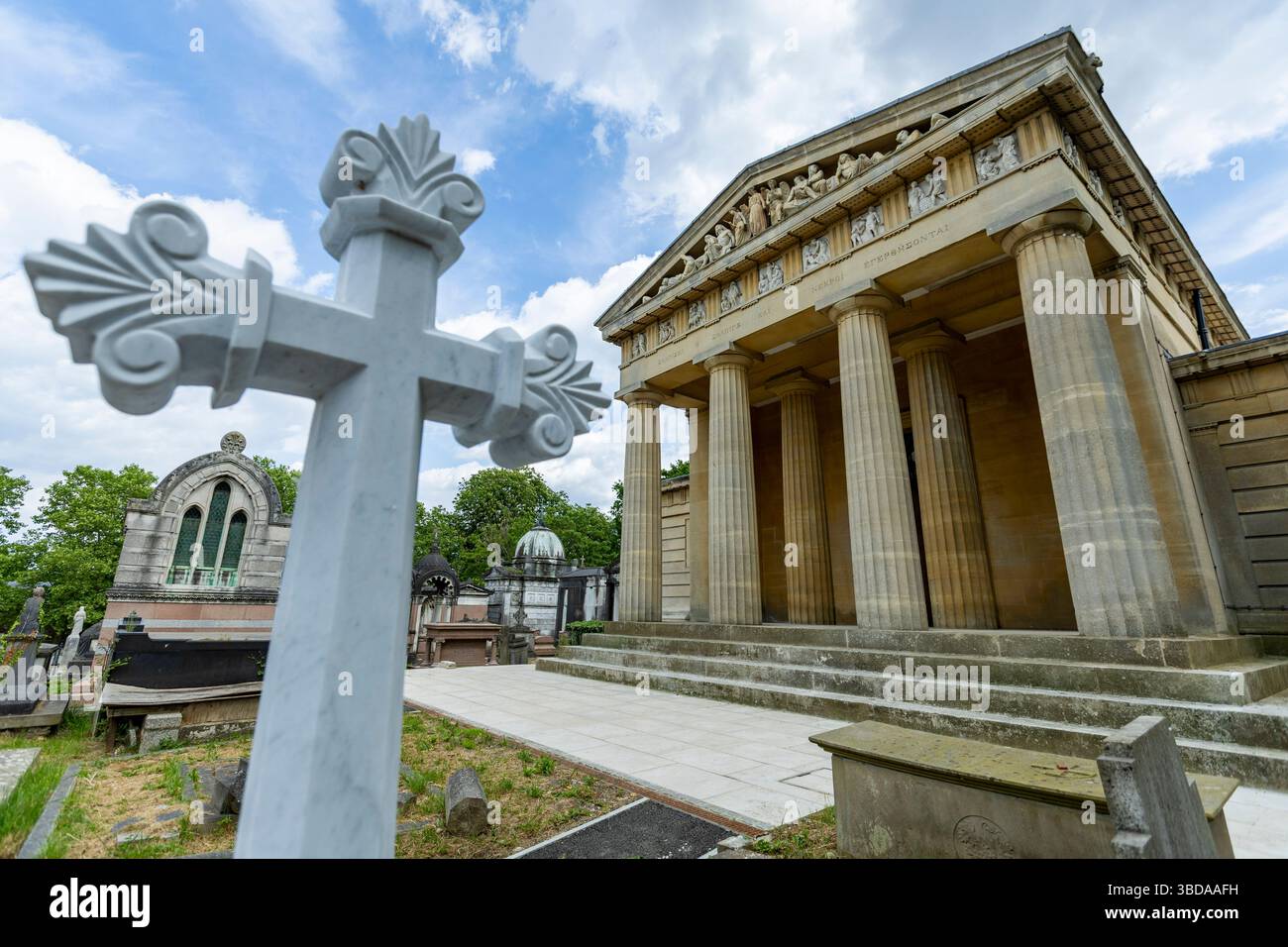 LONDRA, INGHILTERRA - 23 maggio 2025. A seguito di un progetto di restauro della durata di sei anni finanziato dal National Lottery Heritage Fund, la Cappella di Santo Stefano nel cimitero greco di West Norwood è finalmente completata. Dopo anni di chiusura a causa di cedimenti e danni interni all'acqua, la cappella di Santo Stefano a West Norwood è ora completamente restaurata. La Cappella di Santo Stefano si trova nel cimitero ellenico di West Norwood. Credito fotografico: SMP News. Credito: SMPNEWS/Alamy Live News Foto Stock