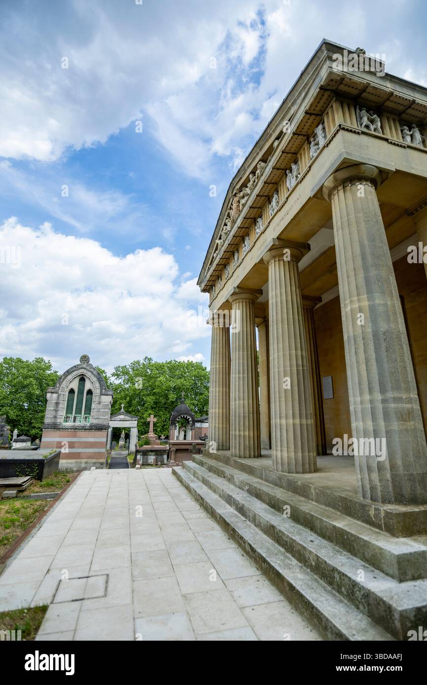 LONDRA, INGHILTERRA - 23 maggio 2025. A seguito di un progetto di restauro della durata di sei anni finanziato dal National Lottery Heritage Fund, la Cappella di Santo Stefano nel cimitero greco di West Norwood è finalmente completata. Dopo anni di chiusura a causa di cedimenti e danni interni all'acqua, la cappella di Santo Stefano a West Norwood è ora completamente restaurata. La Cappella di Santo Stefano si trova nel cimitero ellenico di West Norwood. Credito fotografico: SMP News. Credito: SMPNEWS/Alamy Live News Foto Stock