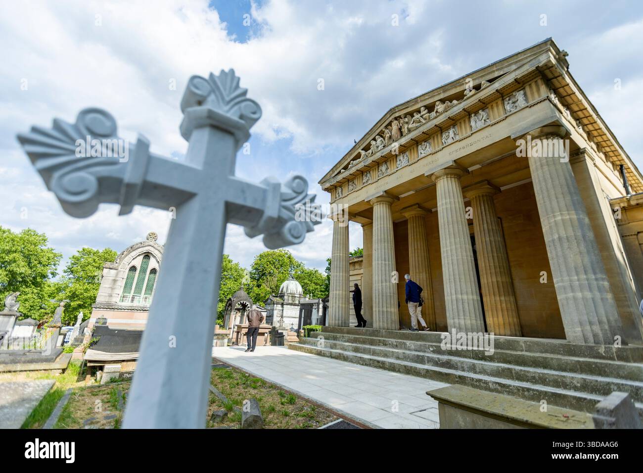LONDRA, INGHILTERRA - 23 maggio 2025. A seguito di un progetto di restauro della durata di sei anni finanziato dal National Lottery Heritage Fund, la Cappella di Santo Stefano nel cimitero greco di West Norwood è finalmente completata. Dopo anni di chiusura a causa di cedimenti e danni interni all'acqua, la cappella di Santo Stefano a West Norwood è ora completamente restaurata. La Cappella di Santo Stefano si trova nel cimitero ellenico di West Norwood. Credito fotografico: SMP News. Credito: SMPNEWS/Alamy Live News Foto Stock