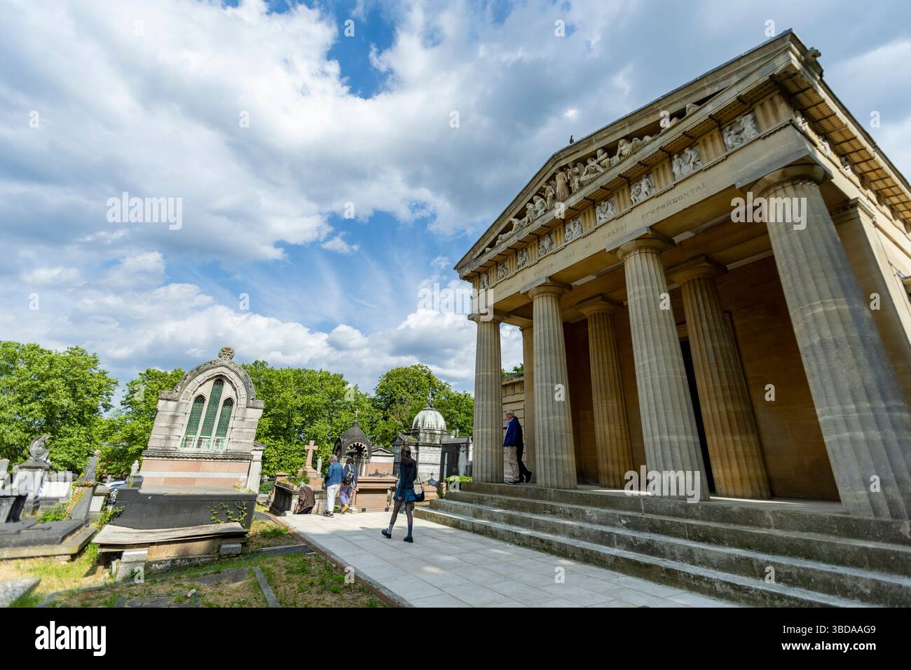 LONDRA, INGHILTERRA - 23 maggio 2025. A seguito di un progetto di restauro della durata di sei anni finanziato dal National Lottery Heritage Fund, la Cappella di Santo Stefano nel cimitero greco di West Norwood è finalmente completata. Dopo anni di chiusura a causa di cedimenti e danni interni all'acqua, la cappella di Santo Stefano a West Norwood è ora completamente restaurata. La Cappella di Santo Stefano si trova nel cimitero ellenico di West Norwood. Credito fotografico: SMP News. Credito: SMPNEWS/Alamy Live News Foto Stock
