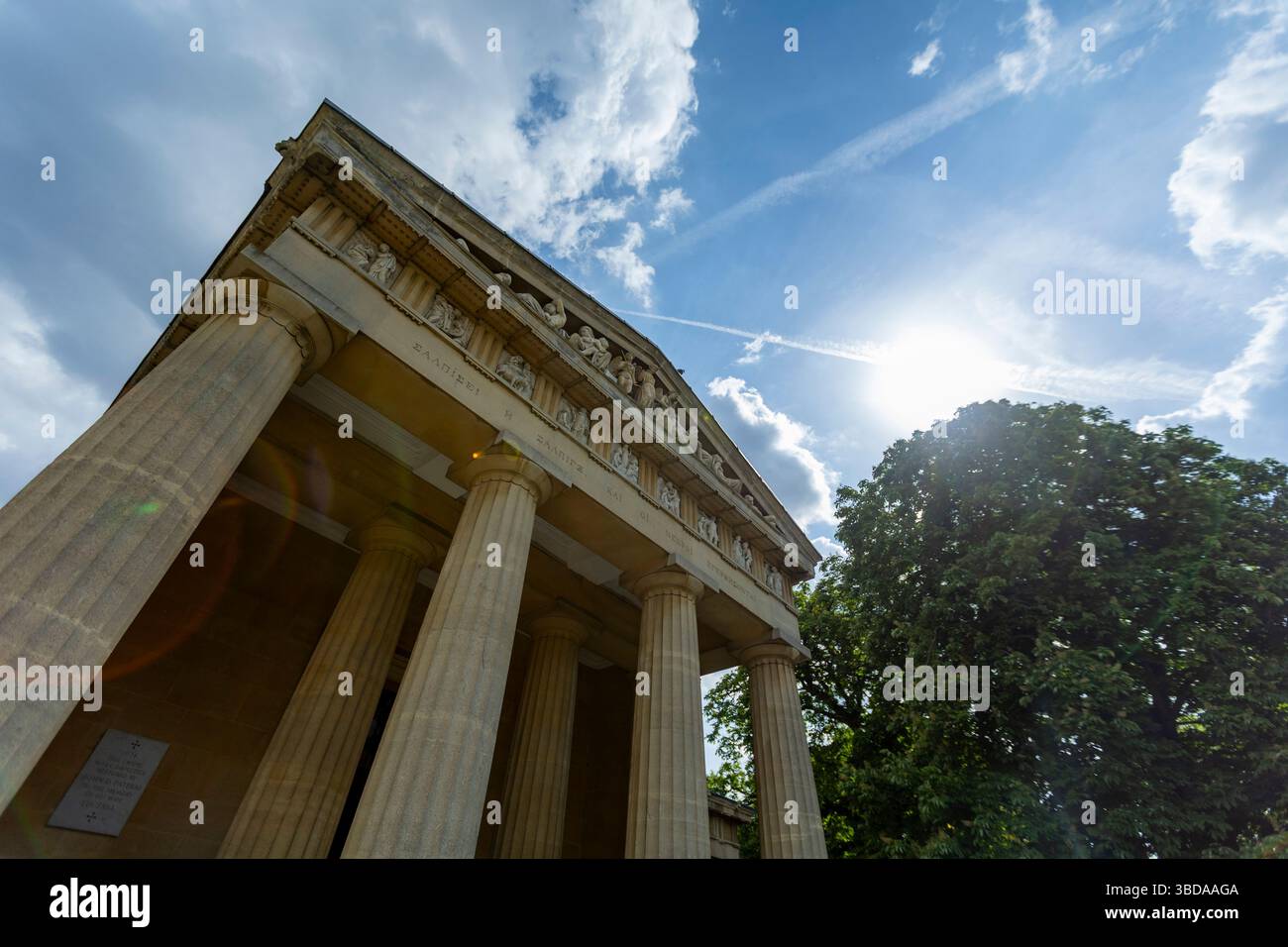 LONDRA, INGHILTERRA - 23 maggio 2025. A seguito di un progetto di restauro della durata di sei anni finanziato dal National Lottery Heritage Fund, la Cappella di Santo Stefano nel cimitero greco di West Norwood è finalmente completata. Dopo anni di chiusura a causa di cedimenti e danni interni all'acqua, la cappella di Santo Stefano a West Norwood è ora completamente restaurata. La Cappella di Santo Stefano si trova nel cimitero ellenico di West Norwood. Credito fotografico: SMP News. Credito: SMPNEWS/Alamy Live News Foto Stock