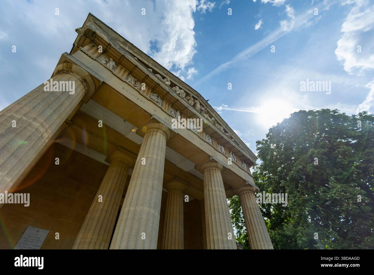 LONDRA, INGHILTERRA - 23 maggio 2025. A seguito di un progetto di restauro della durata di sei anni finanziato dal National Lottery Heritage Fund, la Cappella di Santo Stefano nel cimitero greco di West Norwood è finalmente completata. Dopo anni di chiusura a causa di cedimenti e danni interni all'acqua, la cappella di Santo Stefano a West Norwood è ora completamente restaurata. La Cappella di Santo Stefano si trova nel cimitero ellenico di West Norwood. Credito fotografico: SMP News. Credito: SMPNEWS/Alamy Live News Foto Stock