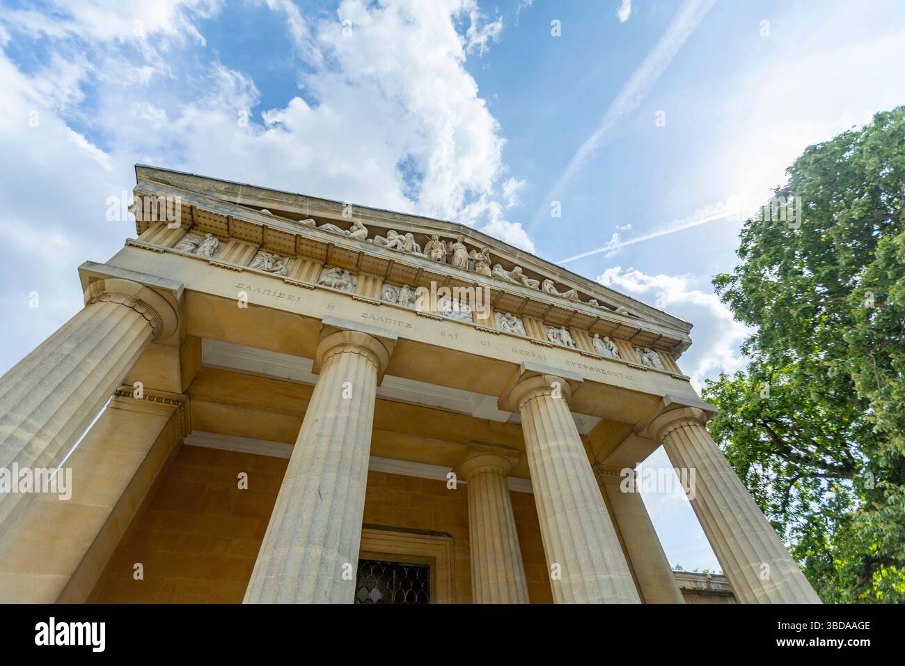 LONDRA, INGHILTERRA - 23 maggio 2025. A seguito di un progetto di restauro della durata di sei anni finanziato dal National Lottery Heritage Fund, la Cappella di Santo Stefano nel cimitero greco di West Norwood è finalmente completata. Dopo anni di chiusura a causa di cedimenti e danni interni all'acqua, la cappella di Santo Stefano a West Norwood è ora completamente restaurata. La Cappella di Santo Stefano si trova nel cimitero ellenico di West Norwood. Credito fotografico: SMP News. Credito: SMPNEWS/Alamy Live News Foto Stock
