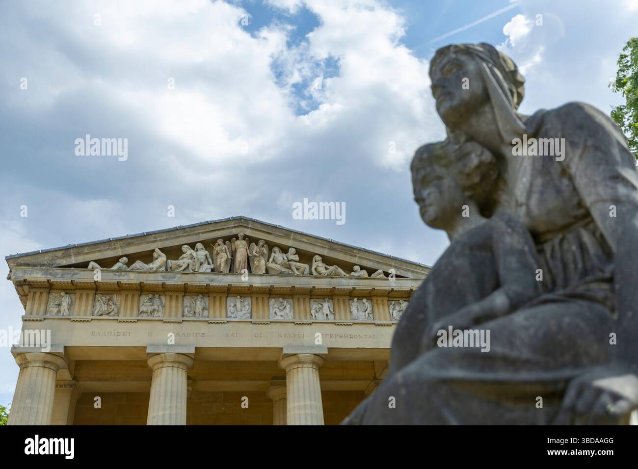 LONDRA, INGHILTERRA - 23 maggio 2025. A seguito di un progetto di restauro della durata di sei anni finanziato dal National Lottery Heritage Fund, la Cappella di Santo Stefano nel cimitero greco di West Norwood è finalmente completata. Dopo anni di chiusura a causa di cedimenti e danni interni all'acqua, la cappella di Santo Stefano a West Norwood è ora completamente restaurata. La Cappella di Santo Stefano si trova nel cimitero ellenico di West Norwood. Credito fotografico: SMP News. Credito: SMPNEWS/Alamy Live News Foto Stock