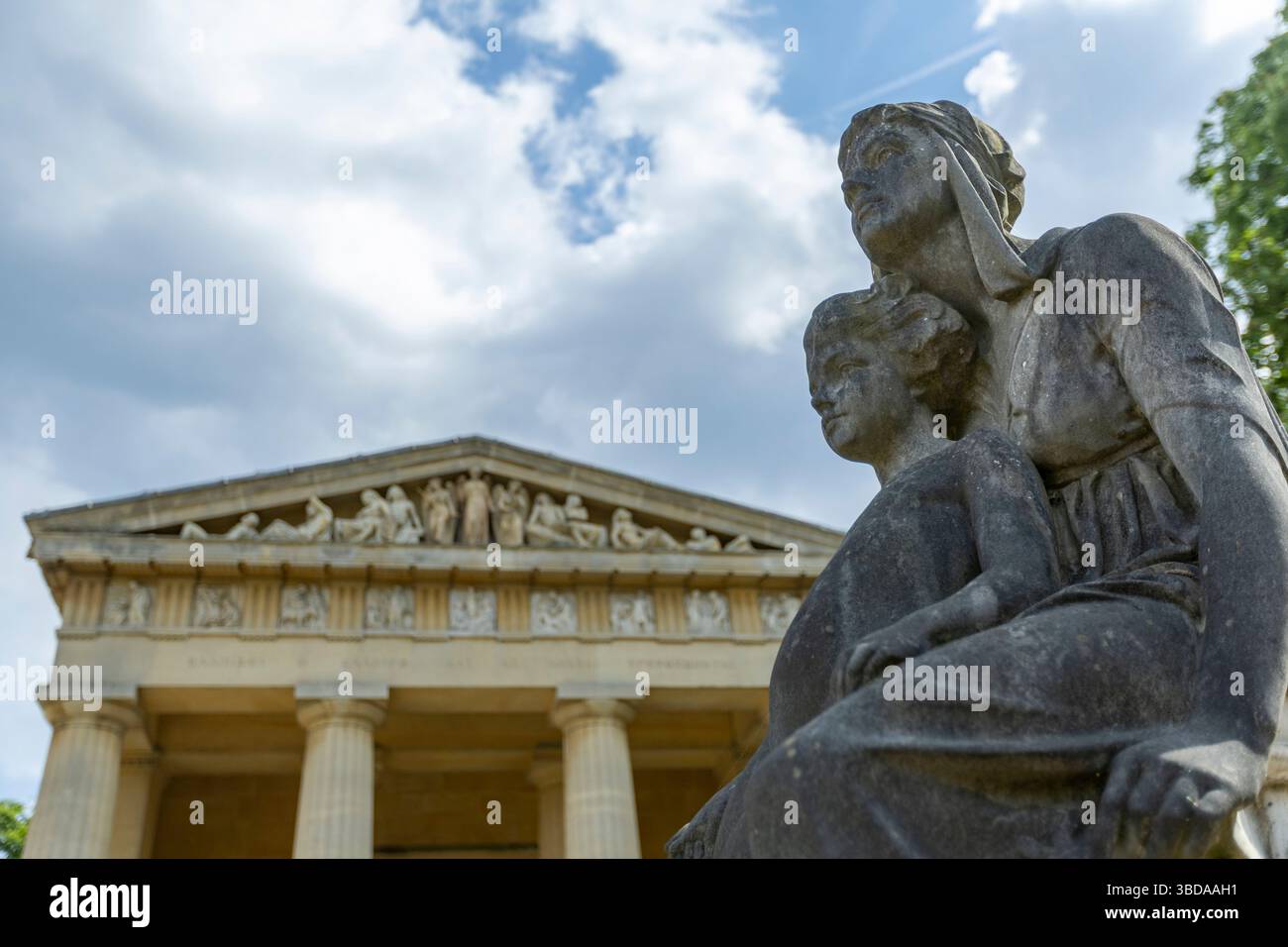 LONDRA, INGHILTERRA - 23 maggio 2025. A seguito di un progetto di restauro della durata di sei anni finanziato dal National Lottery Heritage Fund, la Cappella di Santo Stefano nel cimitero greco di West Norwood è finalmente completata. Dopo anni di chiusura a causa di cedimenti e danni interni all'acqua, la cappella di Santo Stefano a West Norwood è ora completamente restaurata. La Cappella di Santo Stefano si trova nel cimitero ellenico di West Norwood. Credito fotografico: SMP News. Credito: SMPNEWS/Alamy Live News Foto Stock