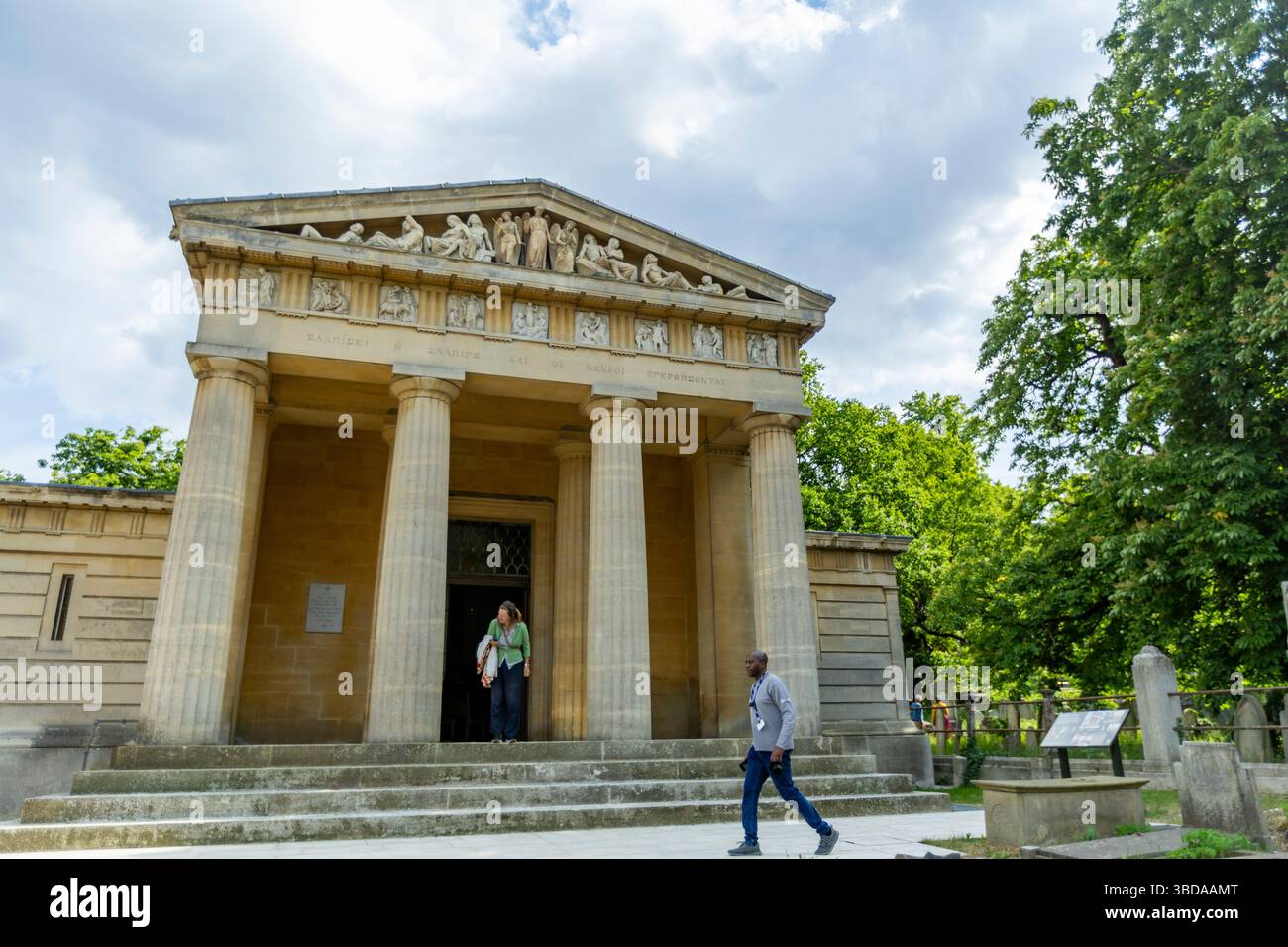 LONDRA, INGHILTERRA - 23 maggio 2025. Uno speciale evento inaugurale per celebrare il restauro della Cappella di Santo Stefano si tiene nel cimitero di West Norwood. A seguito di un progetto di restauro della durata di sei anni finanziato dal National Lottery Heritage Fund, la Cappella di Santo Stefano nel cimitero greco di West Norwood è finalmente completata. Dopo anni di chiusura a causa di cedimenti e danni interni all'acqua, la cappella di Santo Stefano a West Norwood è ora completamente restaurata. La Cappella di Santo Stefano si trova nel cimitero ellenico di West Norwood. Credito fotografico: SMP News. Credito: SMPNEWS/Alamy Live News Foto Stock