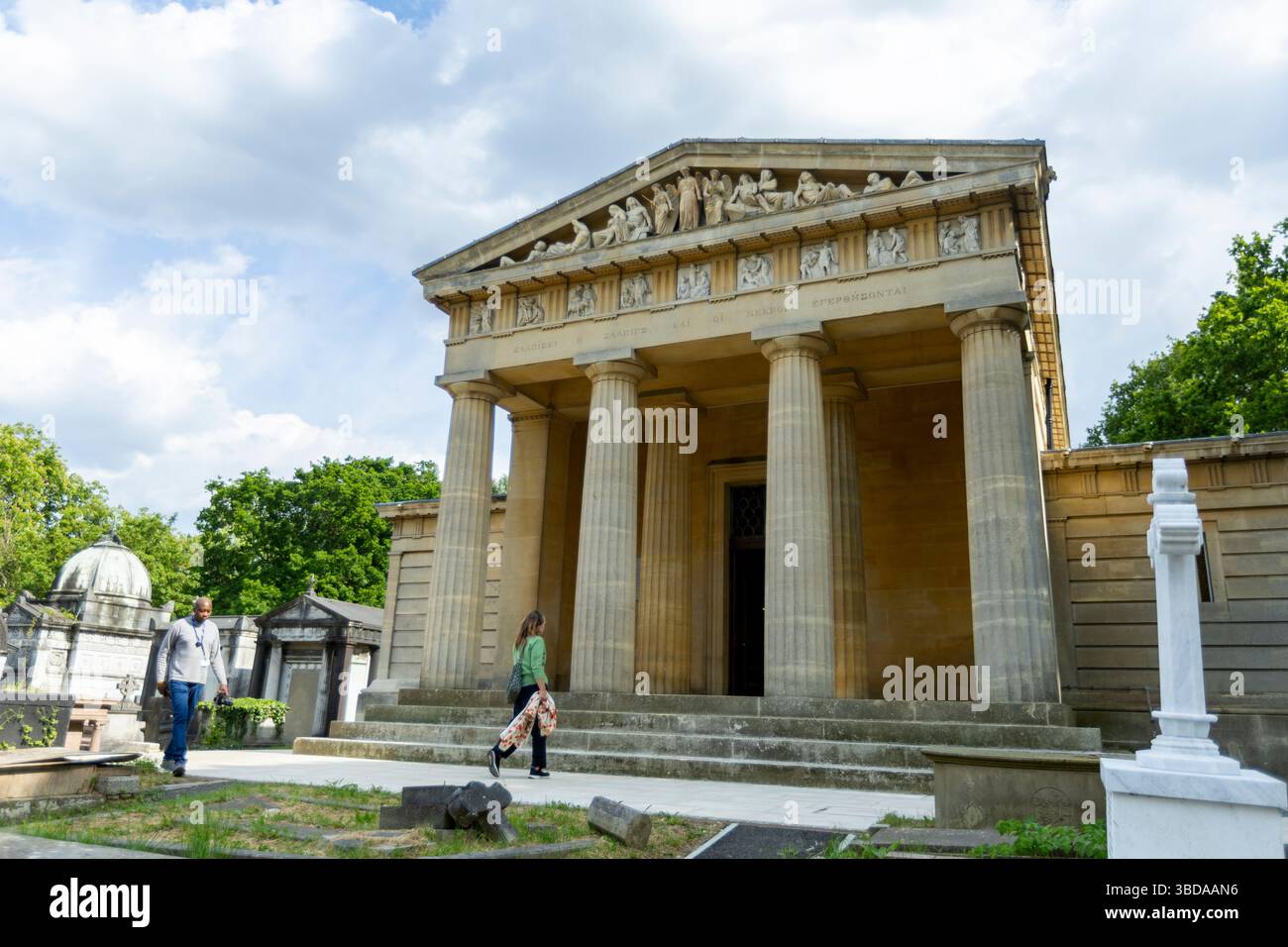 LONDRA, INGHILTERRA - 23 maggio 2025. Uno speciale evento inaugurale per celebrare il restauro della Cappella di Santo Stefano si tiene nel cimitero di West Norwood. A seguito di un progetto di restauro della durata di sei anni finanziato dal National Lottery Heritage Fund, la Cappella di Santo Stefano nel cimitero greco di West Norwood è finalmente completata. Dopo anni di chiusura a causa di cedimenti e danni interni all'acqua, la cappella di Santo Stefano a West Norwood è ora completamente restaurata. La Cappella di Santo Stefano si trova nel cimitero ellenico di West Norwood. Credito fotografico: SMP News. Credito: SMPNEWS/Alamy Live News Foto Stock