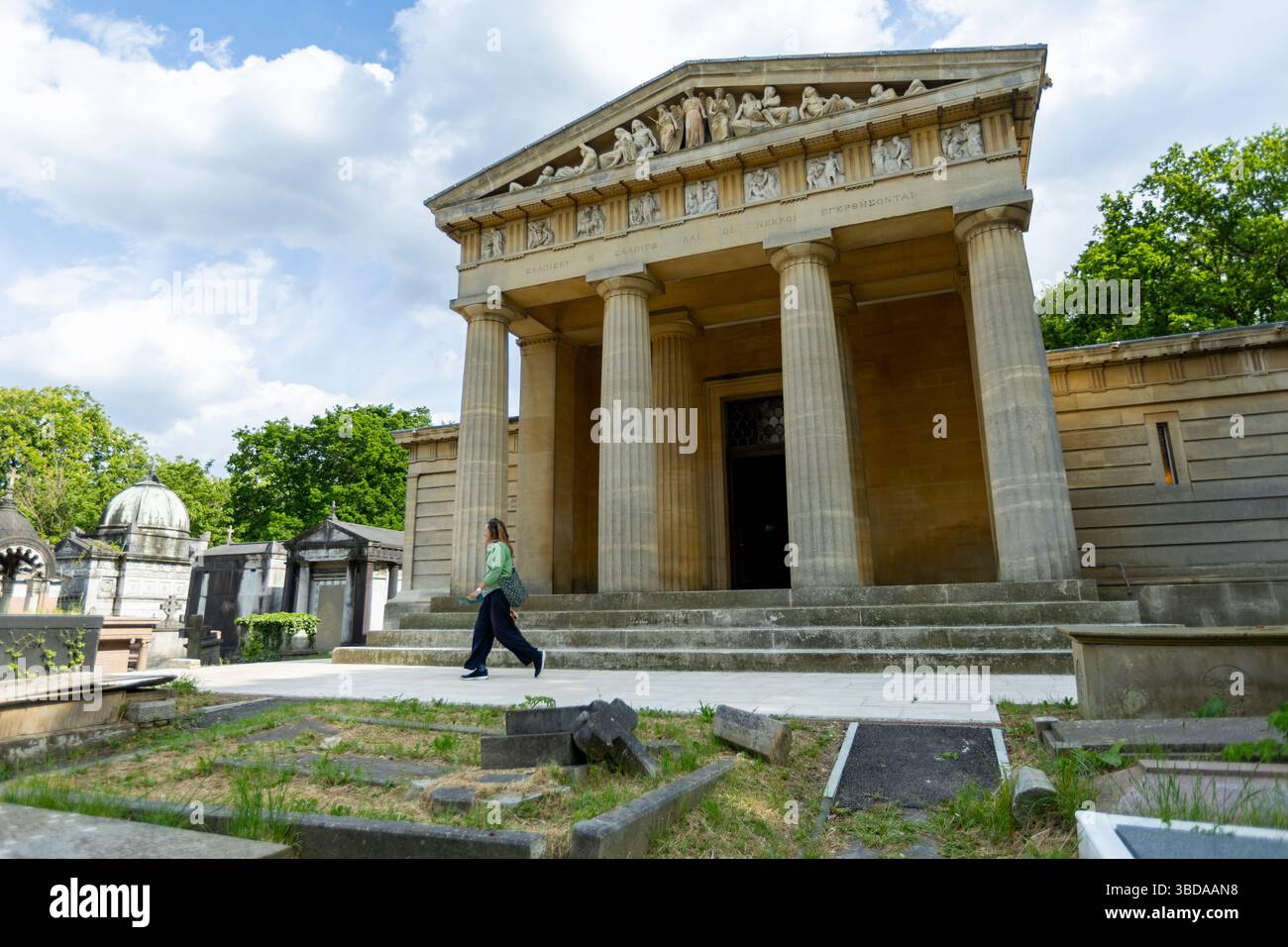 LONDRA, INGHILTERRA - 23 maggio 2025. Uno speciale evento inaugurale per celebrare il restauro della Cappella di Santo Stefano si tiene nel cimitero di West Norwood. A seguito di un progetto di restauro della durata di sei anni finanziato dal National Lottery Heritage Fund, la Cappella di Santo Stefano nel cimitero greco di West Norwood è finalmente completata. Dopo anni di chiusura a causa di cedimenti e danni interni all'acqua, la cappella di Santo Stefano a West Norwood è ora completamente restaurata. La Cappella di Santo Stefano si trova nel cimitero ellenico di West Norwood. Credito fotografico: SMP News. Credito: SMPNEWS/Alamy Live News Foto Stock