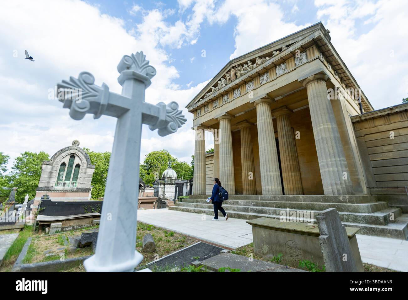 LONDRA, INGHILTERRA - 23 maggio 2025. Uno speciale evento inaugurale per celebrare il restauro della Cappella di Santo Stefano si tiene nel cimitero di West Norwood. A seguito di un progetto di restauro della durata di sei anni finanziato dal National Lottery Heritage Fund, la Cappella di Santo Stefano nel cimitero greco di West Norwood è finalmente completata. Dopo anni di chiusura a causa di cedimenti e danni interni all'acqua, la cappella di Santo Stefano a West Norwood è ora completamente restaurata. La Cappella di Santo Stefano si trova nel cimitero ellenico di West Norwood. Credito fotografico: SMP News. Credito: SMPNEWS/Alamy Live News Foto Stock