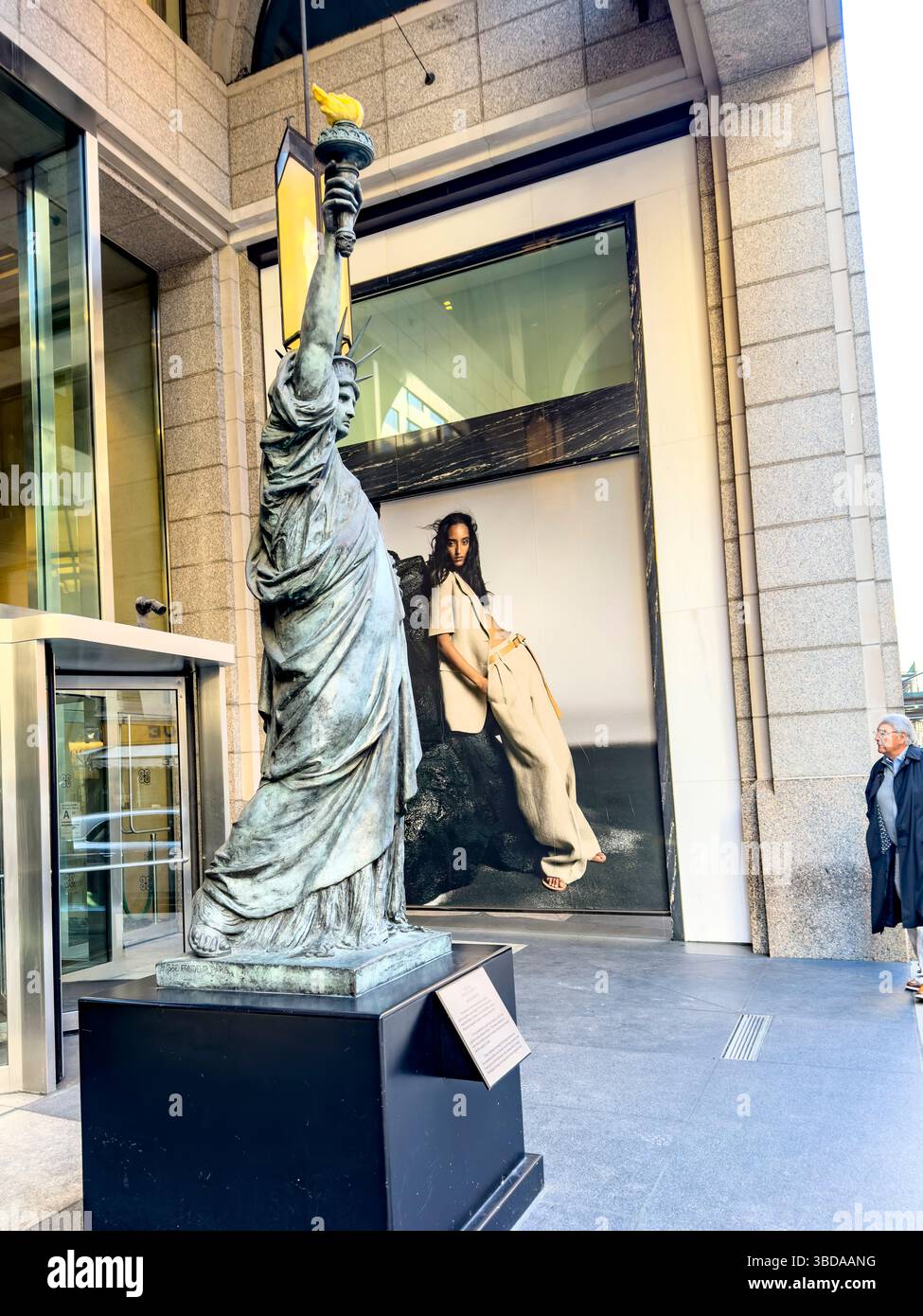 La Statua della libertà originale, Sculpture di Frédéric Auguste Bartholdi in mostra sulla East 61st e ad con un più moderno New York City, New York, Stati Uniti - Immagine stock catturata con smartphone