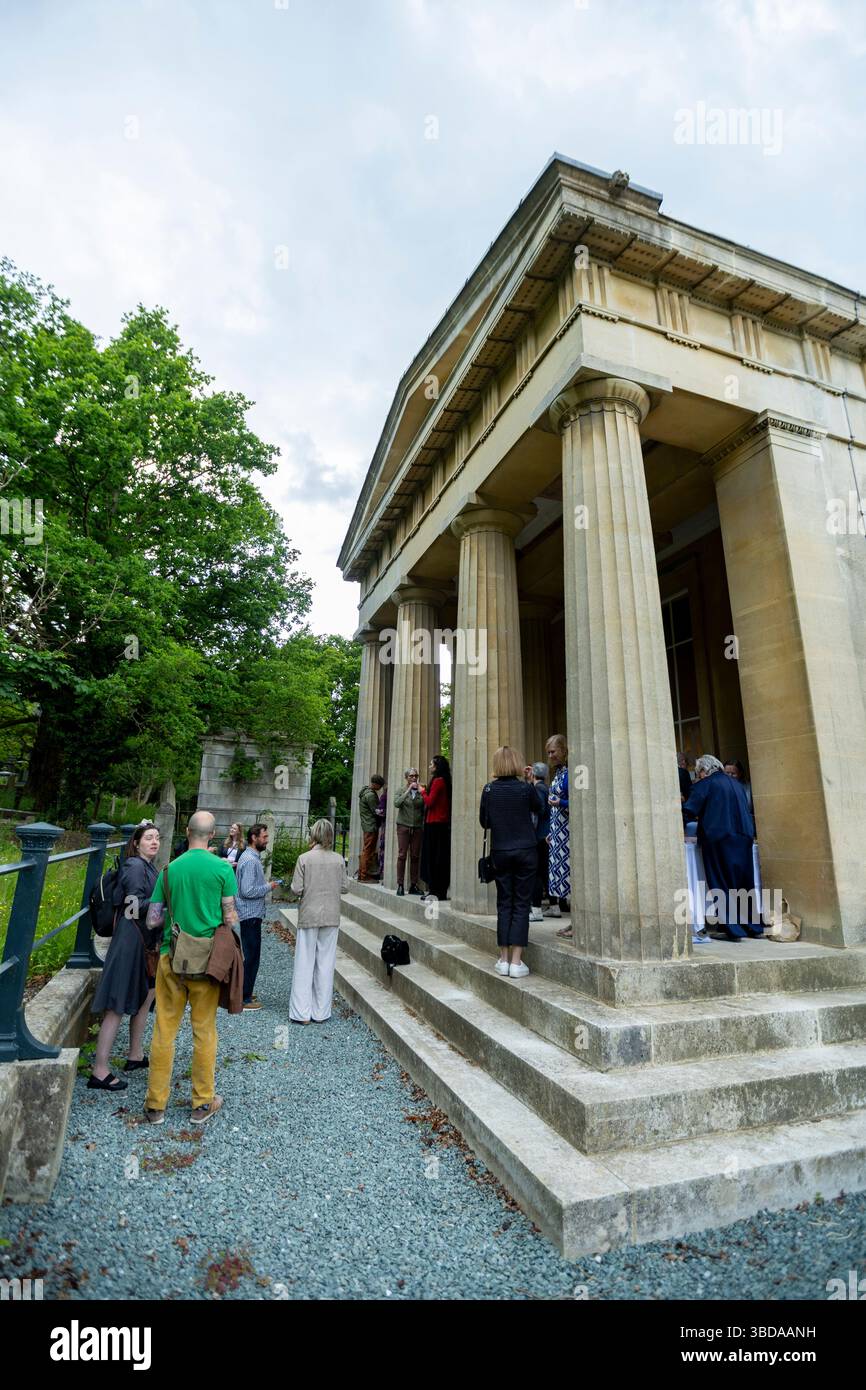 LONDRA, INGHILTERRA - 23 maggio 2025. Uno speciale evento inaugurale per celebrare il restauro della Cappella di Santo Stefano si tiene nel cimitero di West Norwood. A seguito di un progetto di restauro della durata di sei anni finanziato dal National Lottery Heritage Fund, la Cappella di Santo Stefano nel cimitero greco di West Norwood è finalmente completata. Dopo anni di chiusura a causa di cedimenti e danni interni all'acqua, la cappella di Santo Stefano a West Norwood è ora completamente restaurata. La Cappella di Santo Stefano si trova nel cimitero ellenico di West Norwood. Credito fotografico: SMP News. Credito: SMPNEWS/Alamy Live News Foto Stock