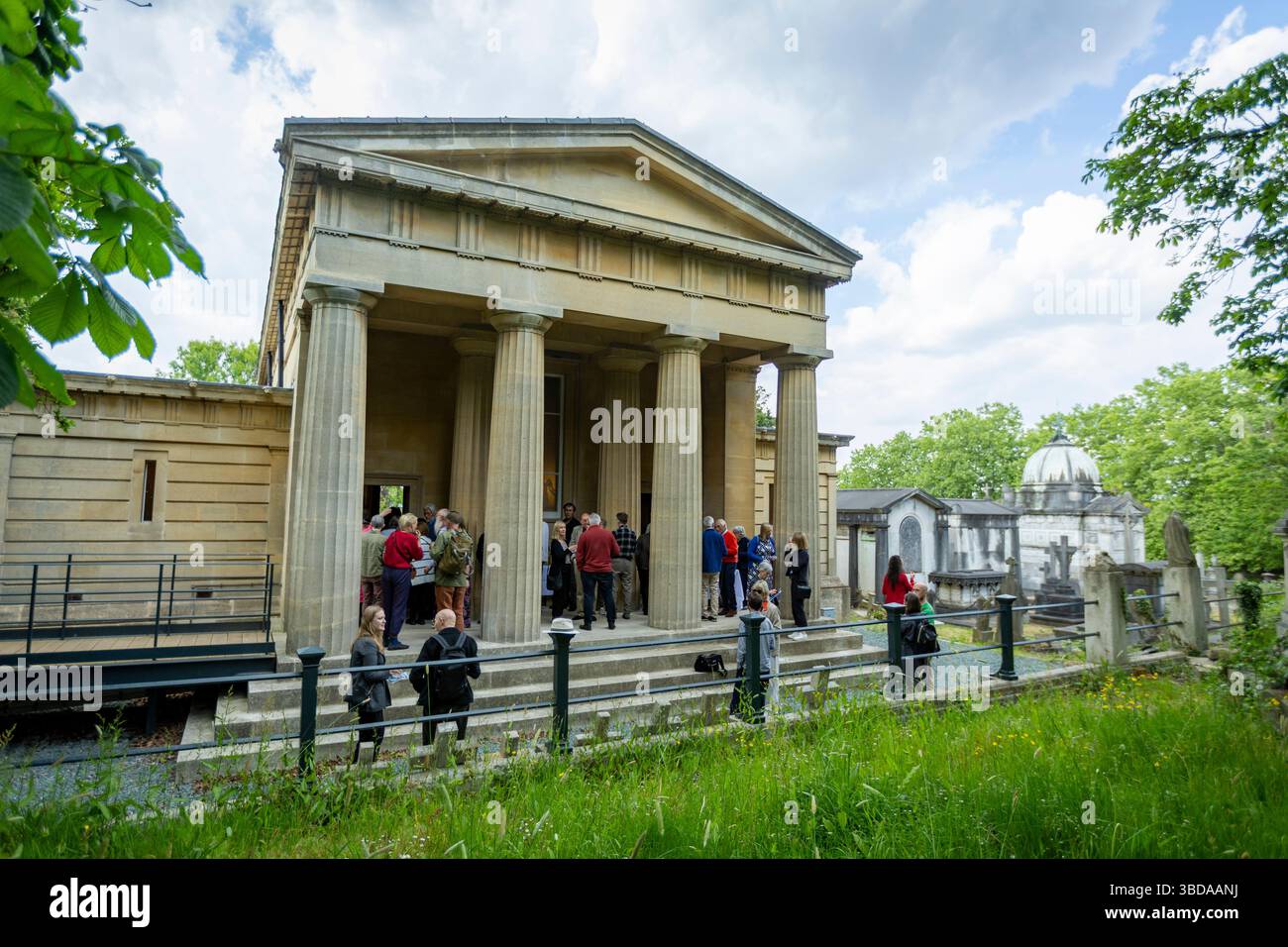 LONDRA, INGHILTERRA - 23 maggio 2025. Uno speciale evento inaugurale per celebrare il restauro della Cappella di Santo Stefano si tiene nel cimitero di West Norwood. A seguito di un progetto di restauro della durata di sei anni finanziato dal National Lottery Heritage Fund, la Cappella di Santo Stefano nel cimitero greco di West Norwood è finalmente completata. Dopo anni di chiusura a causa di cedimenti e danni interni all'acqua, la cappella di Santo Stefano a West Norwood è ora completamente restaurata. La Cappella di Santo Stefano si trova nel cimitero ellenico di West Norwood. Credito fotografico: SMP News. Credito: SMPNEWS/Alamy Live News Foto Stock