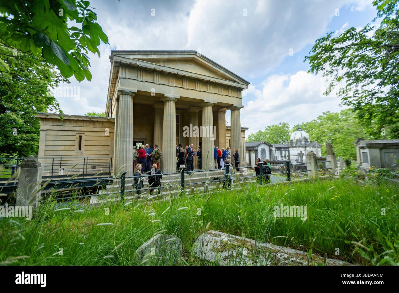 LONDRA, INGHILTERRA - 23 maggio 2025. Uno speciale evento inaugurale per celebrare il restauro della Cappella di Santo Stefano si tiene nel cimitero di West Norwood. A seguito di un progetto di restauro della durata di sei anni finanziato dal National Lottery Heritage Fund, la Cappella di Santo Stefano nel cimitero greco di West Norwood è finalmente completata. Dopo anni di chiusura a causa di cedimenti e danni interni all'acqua, la cappella di Santo Stefano a West Norwood è ora completamente restaurata. La Cappella di Santo Stefano si trova nel cimitero ellenico di West Norwood. Credito fotografico: SMP News. Credito: SMPNEWS/Alamy Live News Foto Stock