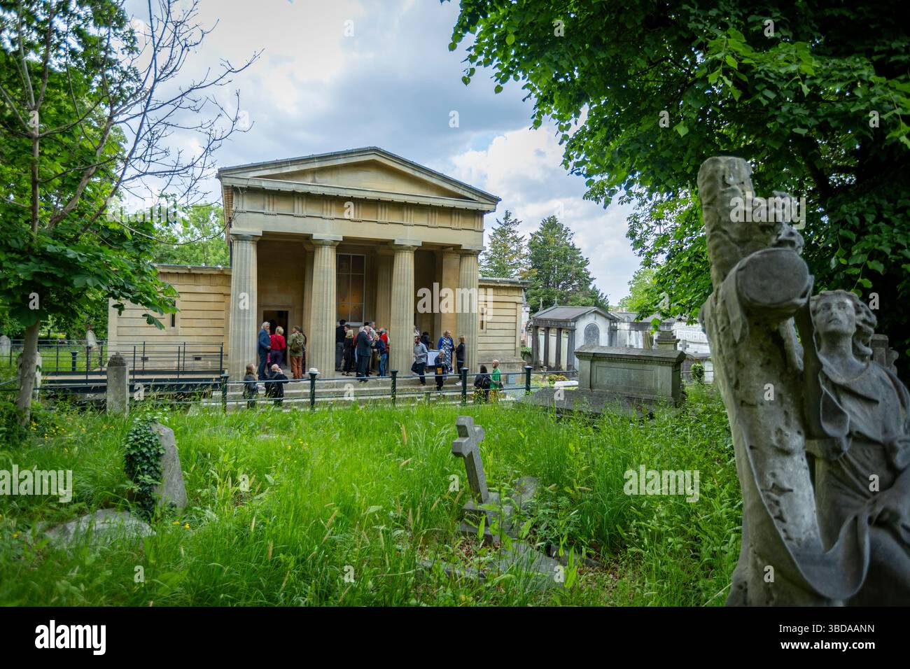 LONDRA, INGHILTERRA - 23 maggio 2025. Uno speciale evento inaugurale per celebrare il restauro della Cappella di Santo Stefano si tiene nel cimitero di West Norwood. A seguito di un progetto di restauro della durata di sei anni finanziato dal National Lottery Heritage Fund, la Cappella di Santo Stefano nel cimitero greco di West Norwood è finalmente completata. Dopo anni di chiusura a causa di cedimenti e danni interni all'acqua, la cappella di Santo Stefano a West Norwood è ora completamente restaurata. La Cappella di Santo Stefano si trova nel cimitero ellenico di West Norwood. Credito fotografico: SMP News. Credito: SMPNEWS/Alamy Live News Foto Stock