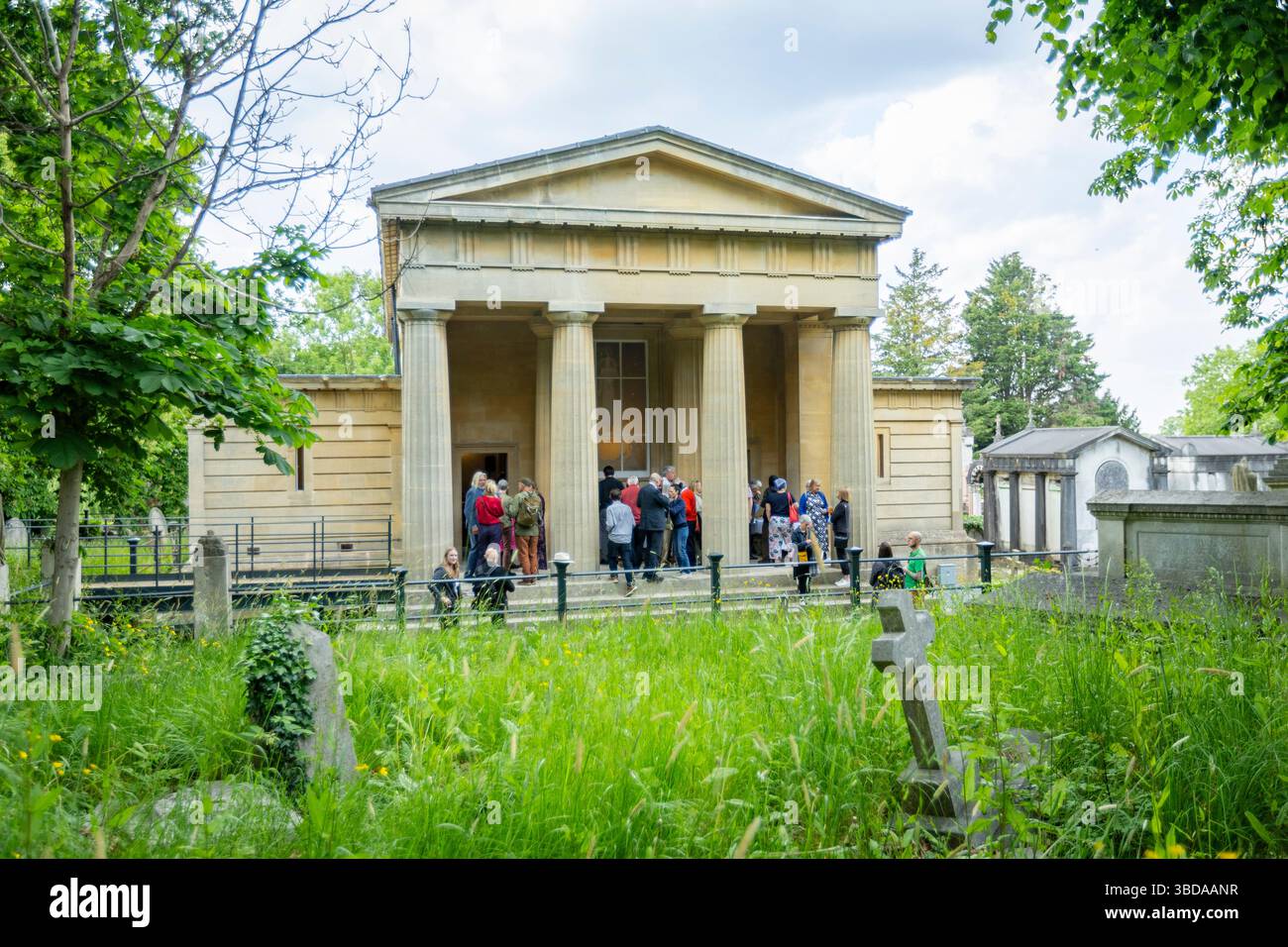 LONDRA, INGHILTERRA - 23 maggio 2025. Uno speciale evento inaugurale per celebrare il restauro della Cappella di Santo Stefano si tiene nel cimitero di West Norwood. A seguito di un progetto di restauro della durata di sei anni finanziato dal National Lottery Heritage Fund, la Cappella di Santo Stefano nel cimitero greco di West Norwood è finalmente completata. Dopo anni di chiusura a causa di cedimenti e danni interni all'acqua, la cappella di Santo Stefano a West Norwood è ora completamente restaurata. La Cappella di Santo Stefano si trova nel cimitero ellenico di West Norwood. Credito fotografico: SMP News. Credito: SMPNEWS/Alamy Live News Foto Stock