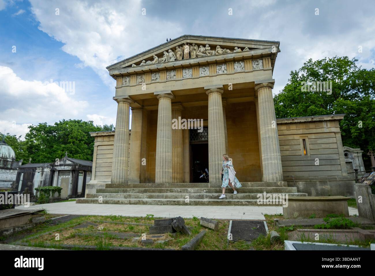 LONDRA, INGHILTERRA - 23 maggio 2025. Uno speciale evento inaugurale per celebrare il restauro della Cappella di Santo Stefano si tiene nel cimitero di West Norwood. A seguito di un progetto di restauro della durata di sei anni finanziato dal National Lottery Heritage Fund, la Cappella di Santo Stefano nel cimitero greco di West Norwood è finalmente completata. Dopo anni di chiusura a causa di cedimenti e danni interni all'acqua, la cappella di Santo Stefano a West Norwood è ora completamente restaurata. La Cappella di Santo Stefano si trova nel cimitero ellenico di West Norwood. Credito fotografico: SMP News. Credito: SMPNEWS/Alamy Live News Foto Stock