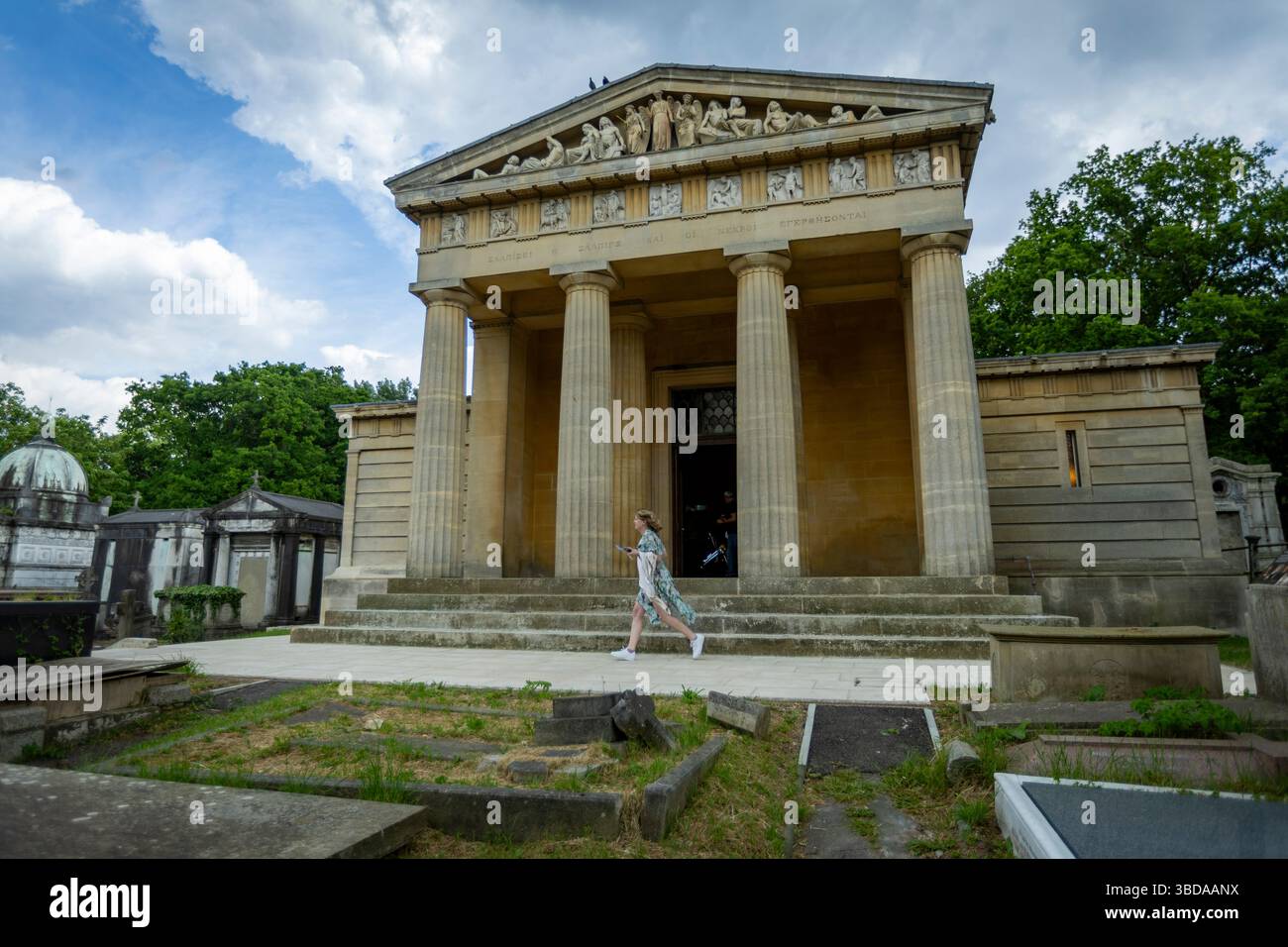 LONDRA, INGHILTERRA - 23 maggio 2025. Uno speciale evento inaugurale per celebrare il restauro della Cappella di Santo Stefano si tiene nel cimitero di West Norwood. A seguito di un progetto di restauro della durata di sei anni finanziato dal National Lottery Heritage Fund, la Cappella di Santo Stefano nel cimitero greco di West Norwood è finalmente completata. Dopo anni di chiusura a causa di cedimenti e danni interni all'acqua, la cappella di Santo Stefano a West Norwood è ora completamente restaurata. La Cappella di Santo Stefano si trova nel cimitero ellenico di West Norwood. Credito fotografico: SMP News. Credito: SMPNEWS/Alamy Live News Foto Stock