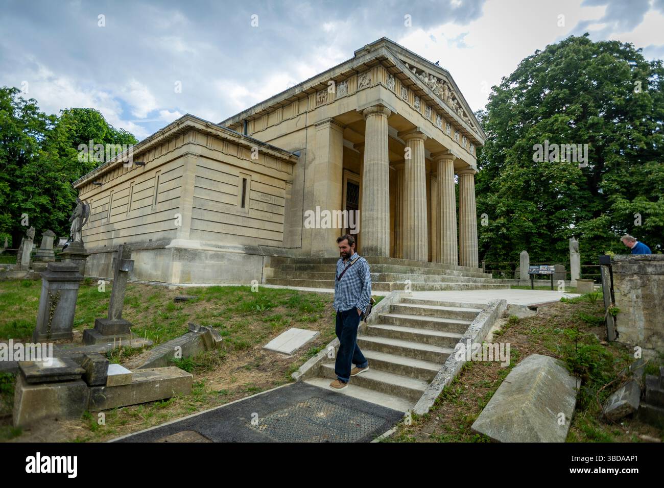 LONDRA, INGHILTERRA - 23 maggio 2025. Uno speciale evento inaugurale per celebrare il restauro della Cappella di Santo Stefano si tiene nel cimitero di West Norwood. A seguito di un progetto di restauro della durata di sei anni finanziato dal National Lottery Heritage Fund, la Cappella di Santo Stefano nel cimitero greco di West Norwood è finalmente completata. Dopo anni di chiusura a causa di cedimenti e danni interni all'acqua, la cappella di Santo Stefano a West Norwood è ora completamente restaurata. La Cappella di Santo Stefano si trova nel cimitero ellenico di West Norwood. Credito fotografico: SMP News. Credito: SMPNEWS/Alamy Live News Foto Stock