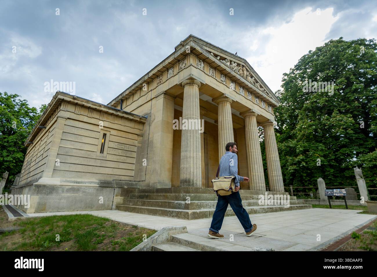 LONDRA, INGHILTERRA - 23 maggio 2025. Uno speciale evento inaugurale per celebrare il restauro della Cappella di Santo Stefano si tiene nel cimitero di West Norwood. A seguito di un progetto di restauro della durata di sei anni finanziato dal National Lottery Heritage Fund, la Cappella di Santo Stefano nel cimitero greco di West Norwood è finalmente completata. Dopo anni di chiusura a causa di cedimenti e danni interni all'acqua, la cappella di Santo Stefano a West Norwood è ora completamente restaurata. La Cappella di Santo Stefano si trova nel cimitero ellenico di West Norwood. Credito fotografico: SMP News. Credito: SMPNEWS/Alamy Live News Foto Stock