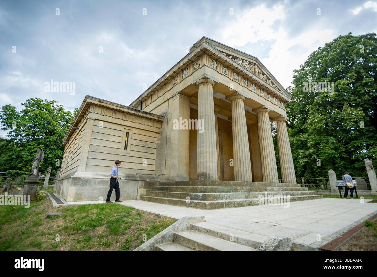 LONDRA, INGHILTERRA - 23 maggio 2025. Uno speciale evento inaugurale per celebrare il restauro della Cappella di Santo Stefano si tiene nel cimitero di West Norwood. A seguito di un progetto di restauro della durata di sei anni finanziato dal National Lottery Heritage Fund, la Cappella di Santo Stefano nel cimitero greco di West Norwood è finalmente completata. Dopo anni di chiusura a causa di cedimenti e danni interni all'acqua, la cappella di Santo Stefano a West Norwood è ora completamente restaurata. La Cappella di Santo Stefano si trova nel cimitero ellenico di West Norwood. Credito fotografico: SMP News. Credito: SMPNEWS/Alamy Live News Foto Stock