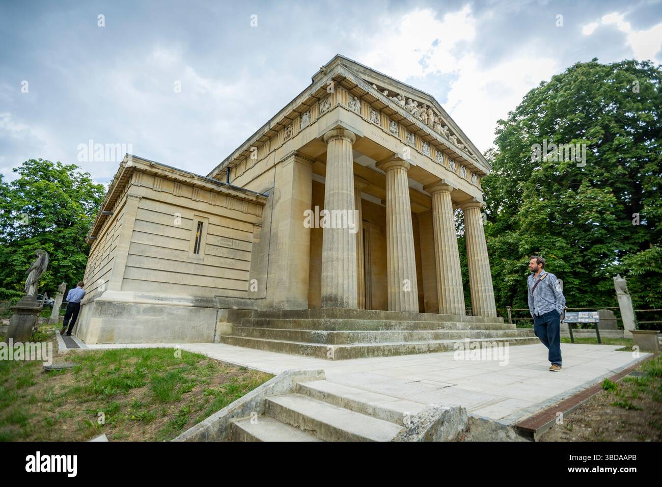 LONDRA, INGHILTERRA - 23 maggio 2025. Uno speciale evento inaugurale per celebrare il restauro della Cappella di Santo Stefano si tiene nel cimitero di West Norwood. A seguito di un progetto di restauro della durata di sei anni finanziato dal National Lottery Heritage Fund, la Cappella di Santo Stefano nel cimitero greco di West Norwood è finalmente completata. Dopo anni di chiusura a causa di cedimenti e danni interni all'acqua, la cappella di Santo Stefano a West Norwood è ora completamente restaurata. La Cappella di Santo Stefano si trova nel cimitero ellenico di West Norwood. Credito fotografico: SMP News. Credito: SMPNEWS/Alamy Live News Foto Stock