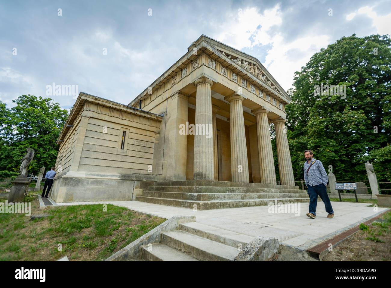 LONDRA, INGHILTERRA - 23 maggio 2025. Uno speciale evento inaugurale per celebrare il restauro della Cappella di Santo Stefano si tiene nel cimitero di West Norwood. A seguito di un progetto di restauro della durata di sei anni finanziato dal National Lottery Heritage Fund, la Cappella di Santo Stefano nel cimitero greco di West Norwood è finalmente completata. Dopo anni di chiusura a causa di cedimenti e danni interni all'acqua, la cappella di Santo Stefano a West Norwood è ora completamente restaurata. La Cappella di Santo Stefano si trova nel cimitero ellenico di West Norwood. Credito fotografico: SMP News. Credito: SMPNEWS/Alamy Live News Foto Stock