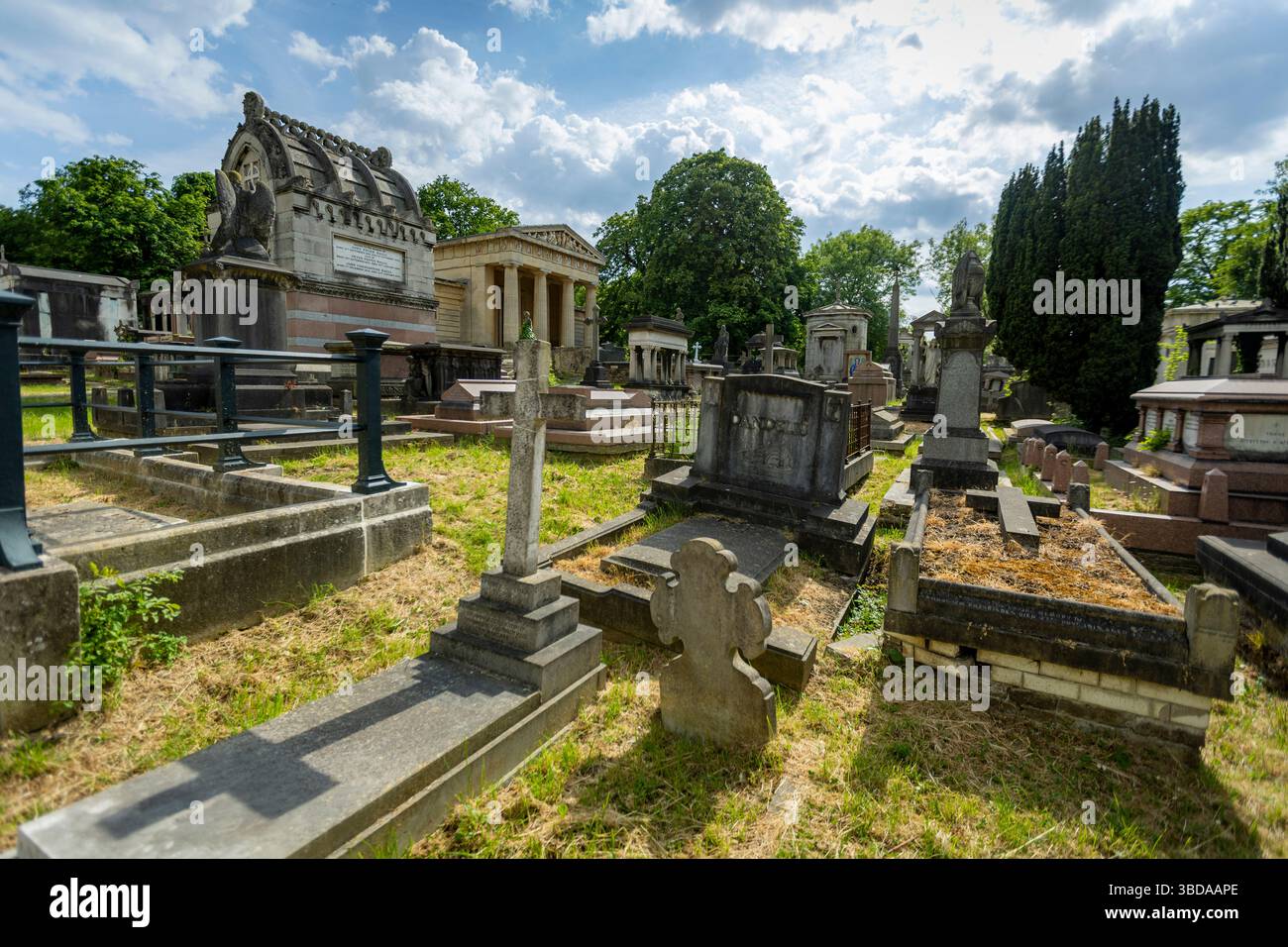 LONDRA, INGHILTERRA - 23 maggio 2025. A seguito di un progetto di restauro della durata di sei anni finanziato dal National Lottery Heritage Fund, la Cappella di Santo Stefano nel cimitero greco di West Norwood è finalmente completata. Dopo anni di chiusura a causa di cedimenti e danni interni all'acqua, la cappella di Santo Stefano a West Norwood è ora completamente restaurata. La Cappella di Santo Stefano si trova nel cimitero ellenico di West Norwood. Credito fotografico: SMP News. Credito: SMPNEWS/Alamy Live News Foto Stock