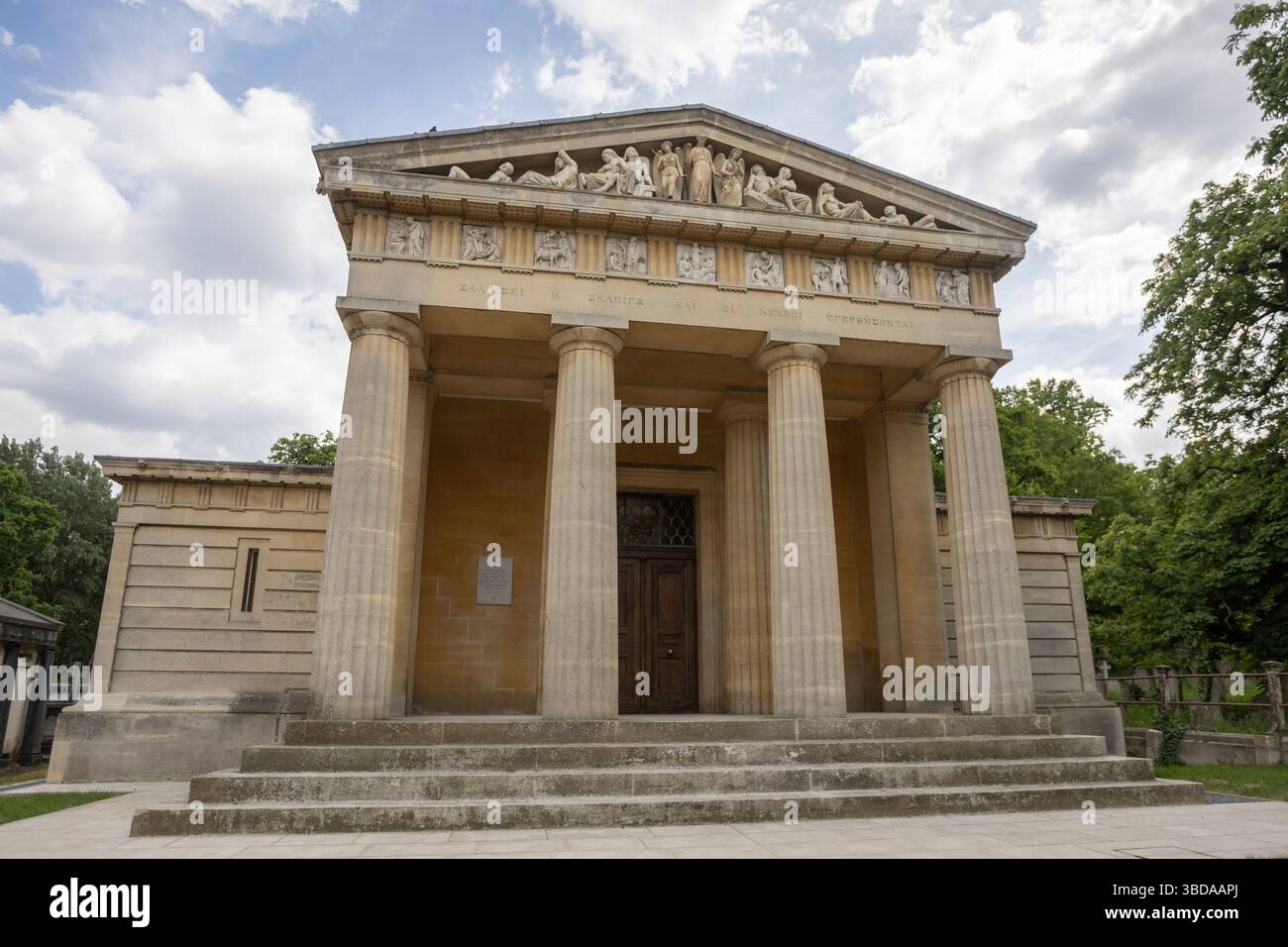 LONDRA, INGHILTERRA - 23 maggio 2025. A seguito di un progetto di restauro della durata di sei anni finanziato dal National Lottery Heritage Fund, la Cappella di Santo Stefano nel cimitero greco di West Norwood è finalmente completata. Dopo anni di chiusura a causa di cedimenti e danni interni all'acqua, la cappella di Santo Stefano a West Norwood è ora completamente restaurata. La Cappella di Santo Stefano si trova nel cimitero ellenico di West Norwood. Credito fotografico: SMP News. Credito: SMPNEWS/Alamy Live News Foto Stock