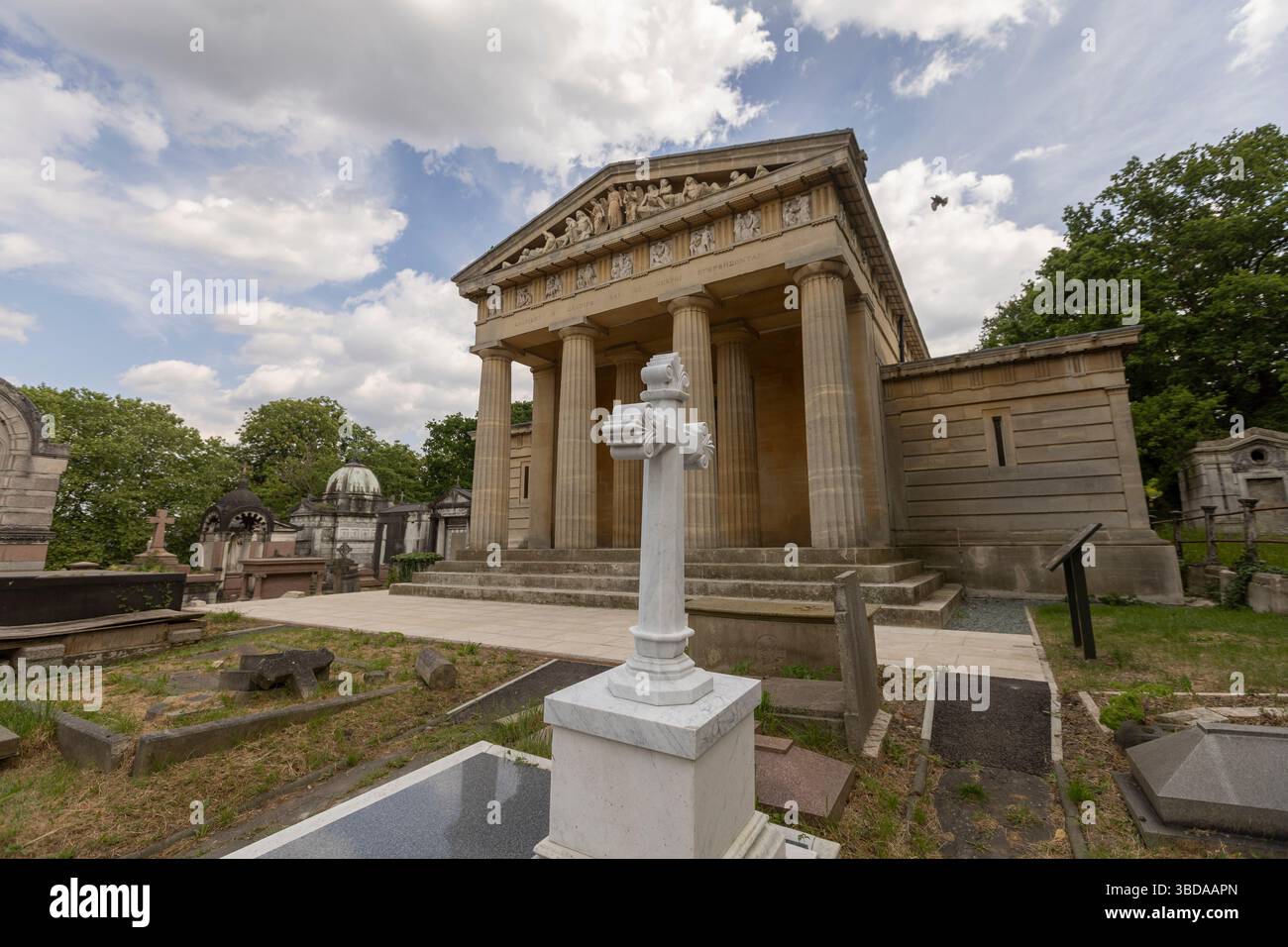 LONDRA, INGHILTERRA - 23 maggio 2025. A seguito di un progetto di restauro della durata di sei anni finanziato dal National Lottery Heritage Fund, la Cappella di Santo Stefano nel cimitero greco di West Norwood è finalmente completata. Dopo anni di chiusura a causa di cedimenti e danni interni all'acqua, la cappella di Santo Stefano a West Norwood è ora completamente restaurata. La Cappella di Santo Stefano si trova nel cimitero ellenico di West Norwood. Credito fotografico: SMP News. Credito: SMPNEWS/Alamy Live News Foto Stock