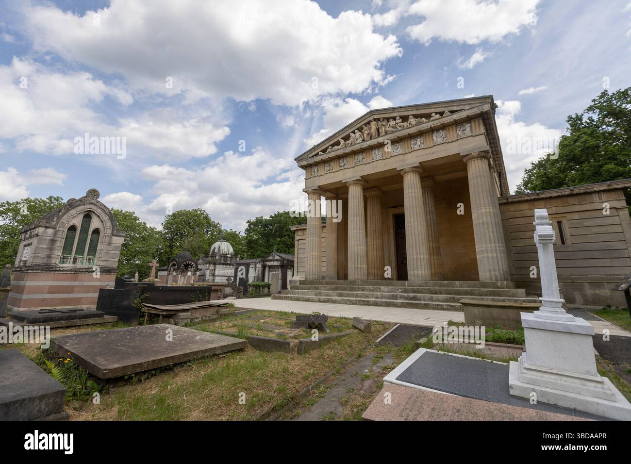 LONDRA, INGHILTERRA - 23 maggio 2025. A seguito di un progetto di restauro della durata di sei anni finanziato dal National Lottery Heritage Fund, la Cappella di Santo Stefano nel cimitero greco di West Norwood è finalmente completata. Dopo anni di chiusura a causa di cedimenti e danni interni all'acqua, la cappella di Santo Stefano a West Norwood è ora completamente restaurata. La Cappella di Santo Stefano si trova nel cimitero ellenico di West Norwood. Credito fotografico: SMP News. Credito: SMPNEWS/Alamy Live News Foto Stock