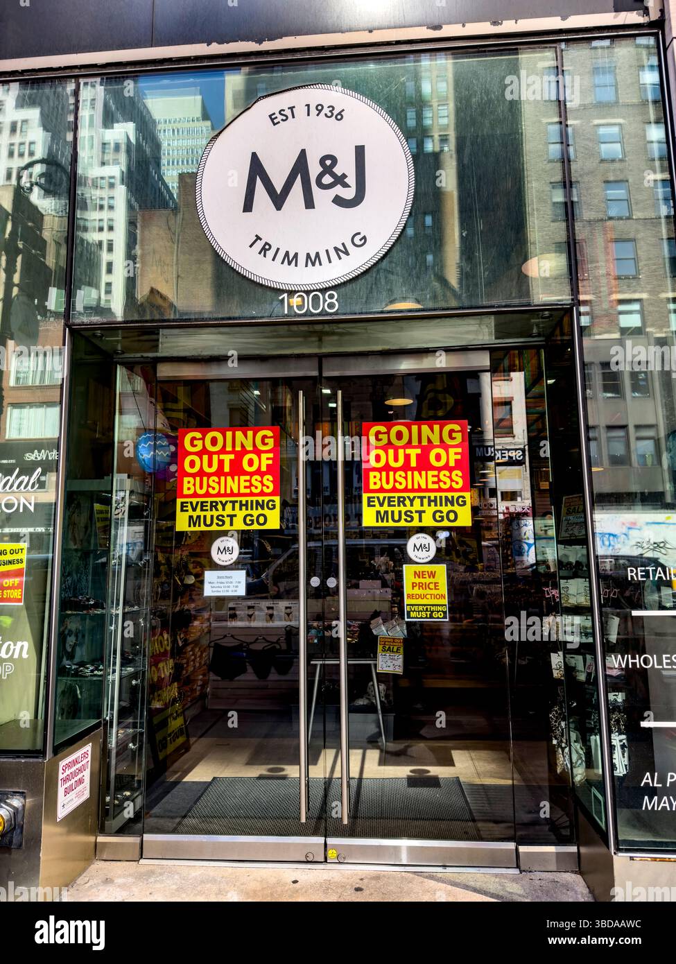 M&J trimmings, un fornitore storico nel distretto dell'abbigliamento di New York, sta per cessare l'attività. - Immagine stock catturata con smartphone M&J trimmings, un fornitore storico nel distretto dell'abbigliamento di New York, sta per cessare l'attività. - Immagine stock catturata con smartphone