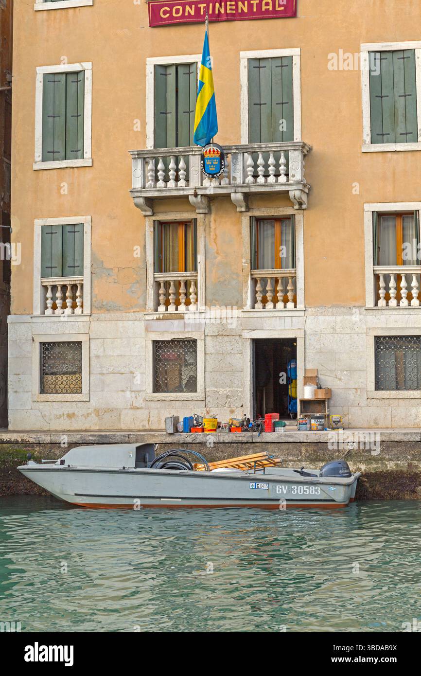 Venezia, Italia - 9 gennaio 2017: Bandiera e stemma al Palazzo diplomatico Consolato Onorario di Svezia a Venezia. Foto Stock