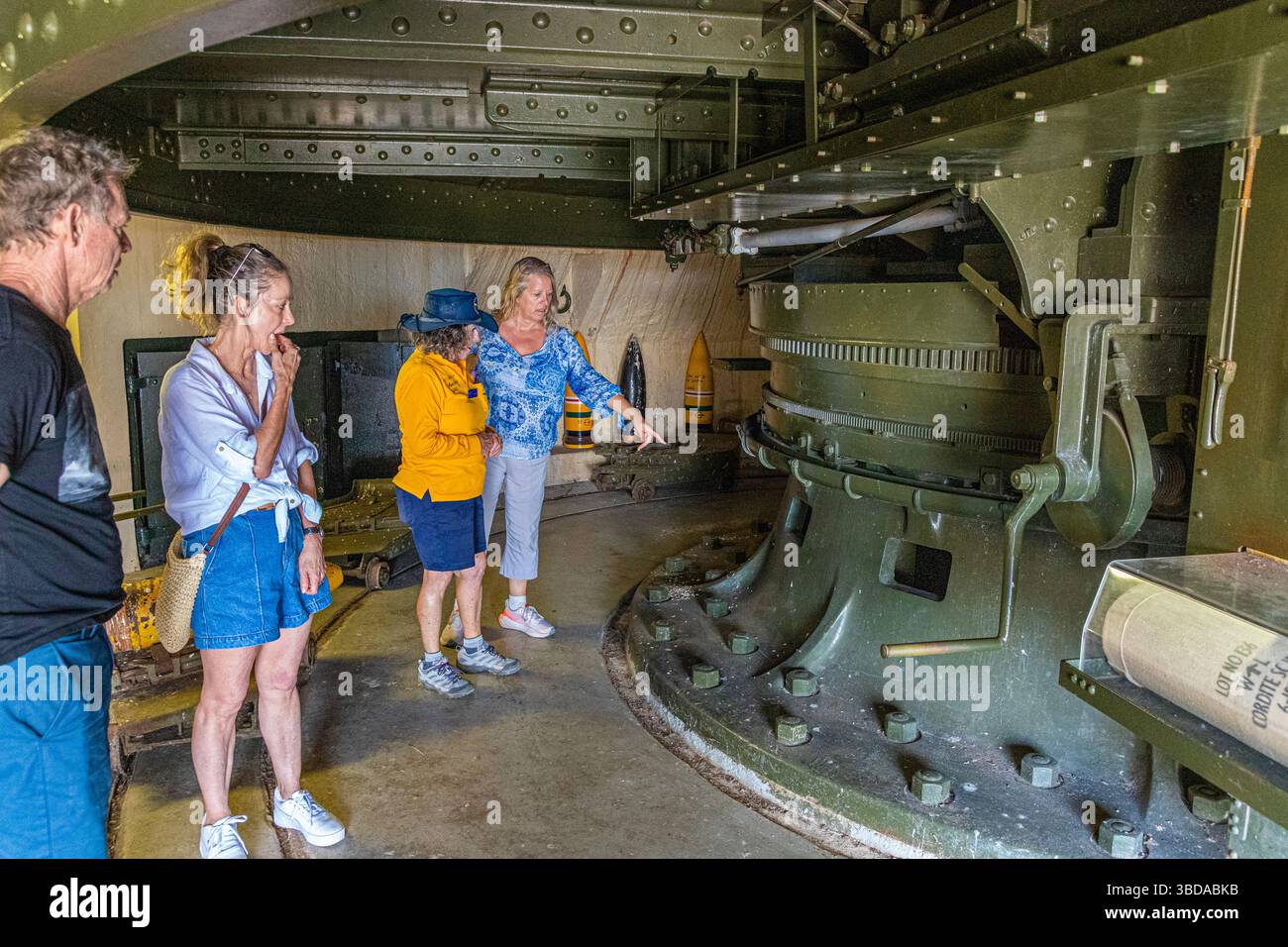 Sotterraneo con turisti e una guida presso Oliver Hill Battery, Rottnest Island, (Wadjemup) Western Australia, WA, Australia. Foto Stock