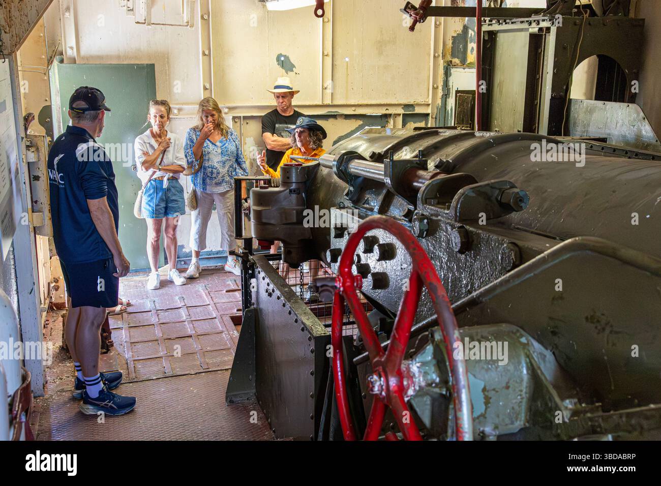 Turisti e una guida che guardano il cannone navale da 9,2 pollici presso la Oliver Hill Battery, Rottnest Island, (Wadjemup) Western Australia, WA, Australia. Foto Stock