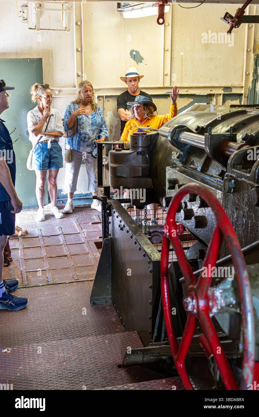 Turisti e una guida che guardano il cannone navale da 9,2 pollici presso la Oliver Hill Battery, Rottnest Island, (Wadjemup) Western Australia, WA, Australia. Foto Stock