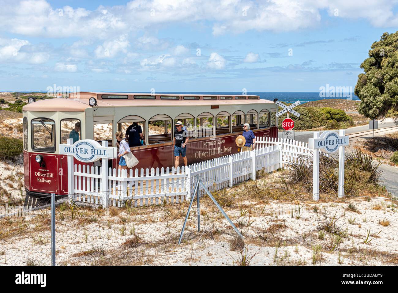 I passeggeri che salgono a bordo alla stazione Oliver Hill, all'estremità superiore della Oliver Hill Railway, Rottnest Island, (Wadjemup) Western Australia, Washington Foto Stock