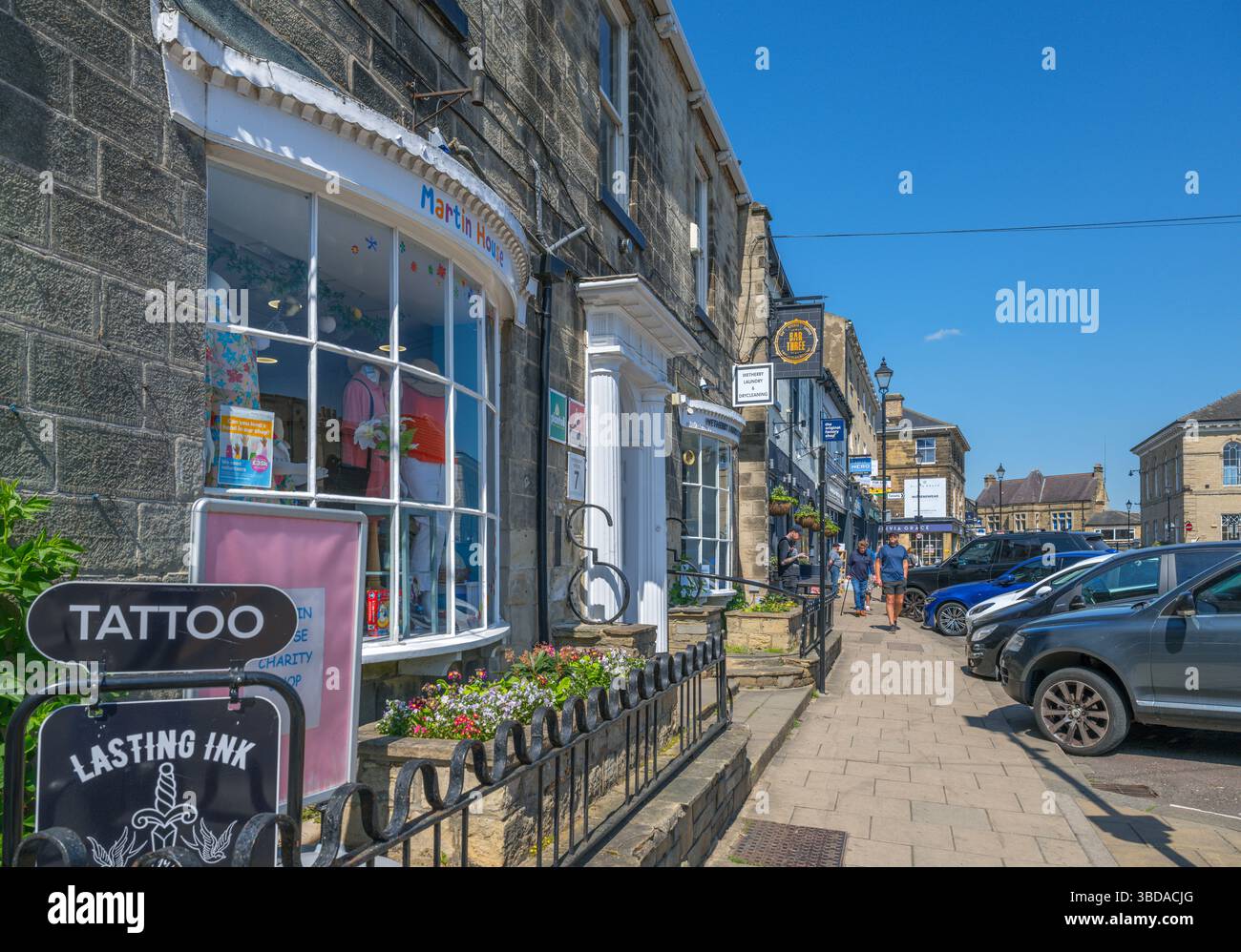 Negozi lungo la piazza del mercato, Wetherby, West Yorkshire, Inghilterra, Regno Unito Foto Stock