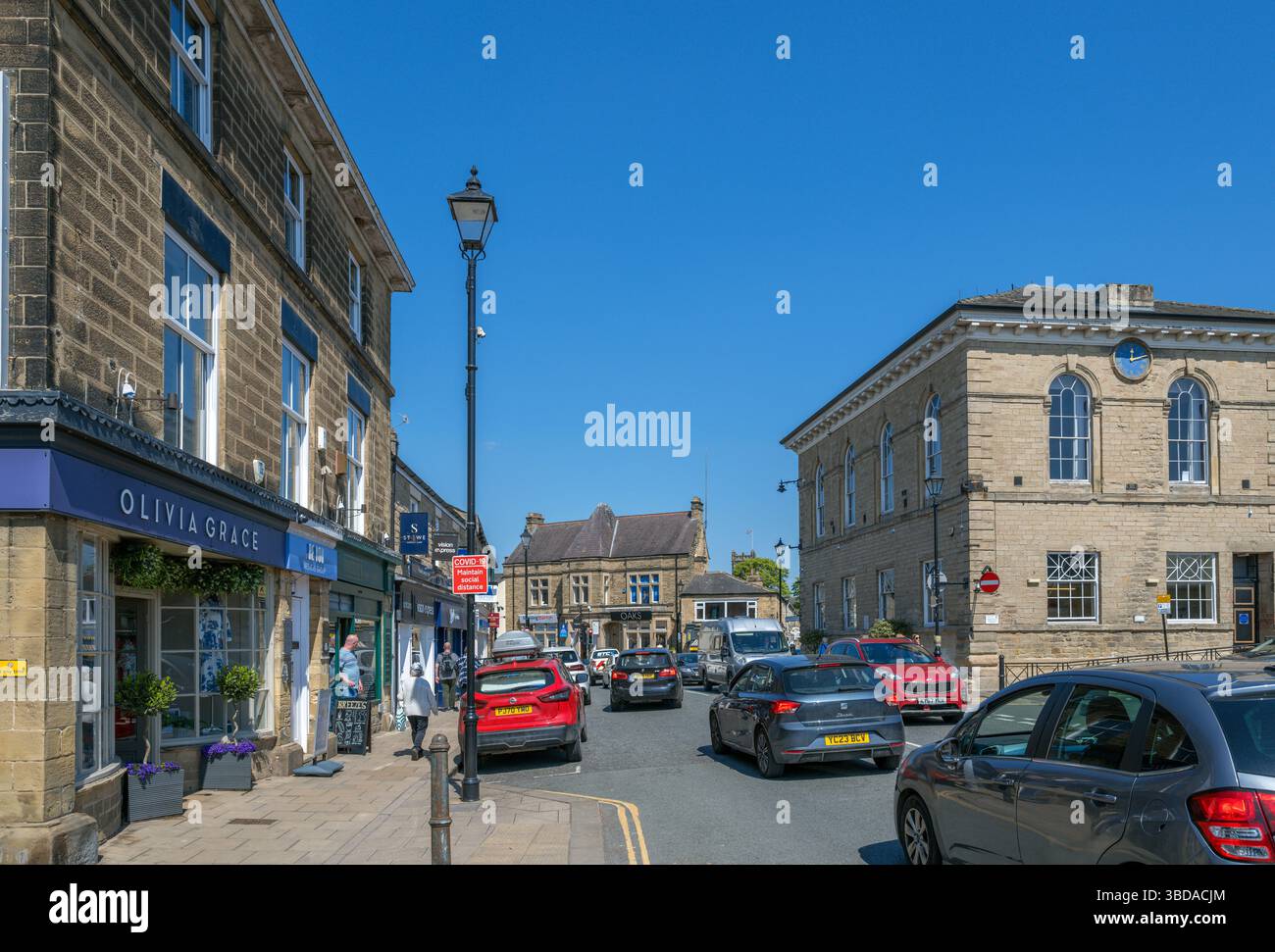 Negozi lungo la piazza del mercato, Wetherby, West Yorkshire, Inghilterra, Regno Unito Foto Stock
